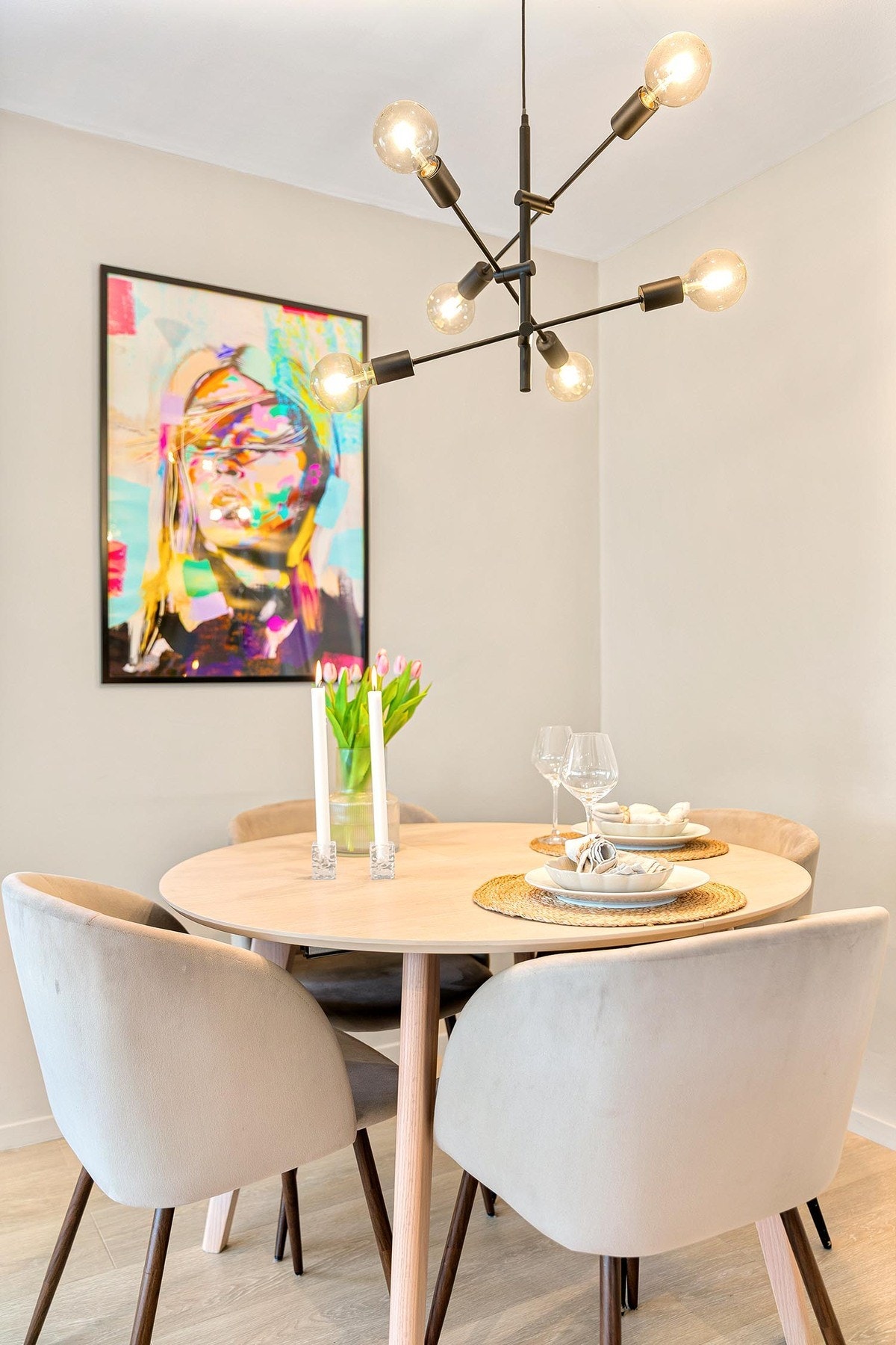 Her får du en innbydende bolig med oppgraderte overflater, et lekkert kjøkken og et stilrent bad, samt to gode soverom. Galleribilde