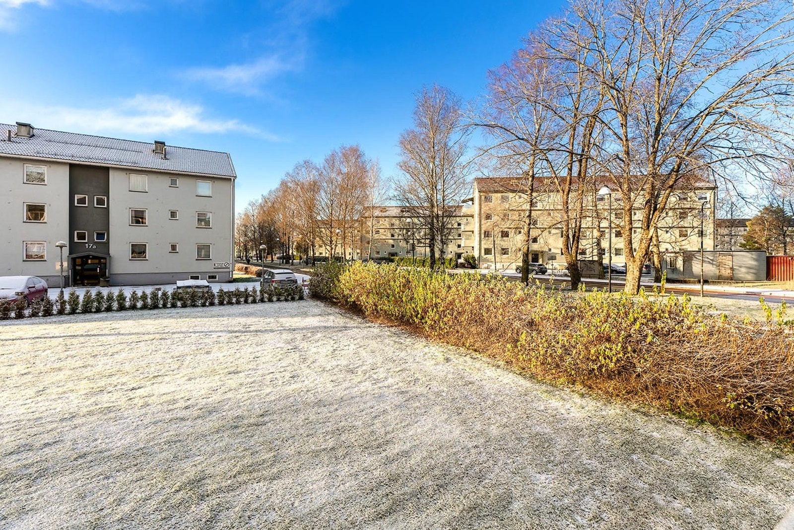 Området har svært gode kollektivforbindelser. Bussen stopper få meter fra eiendommen, og Lillestrøm stasjon ligger en kort spasertur unna. Galleribilde