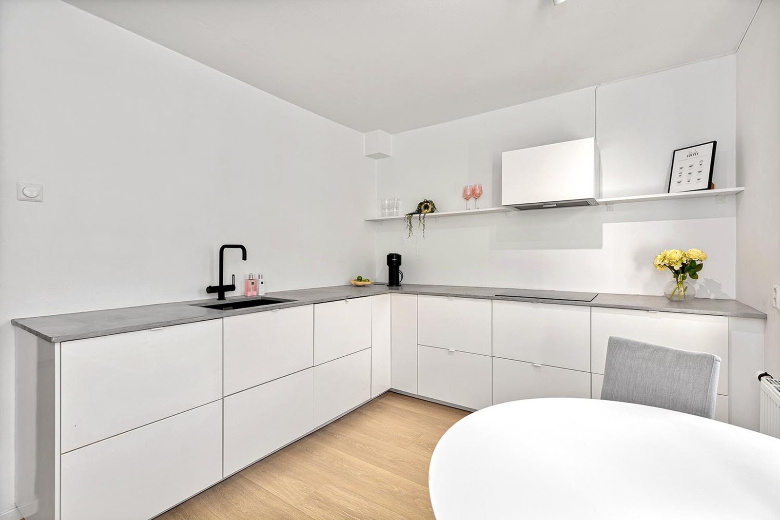 Kjøkkenet ligger i praktisk nærhet til stuen, perfekt for både matlaging og sosialt samvær. Galleribilde