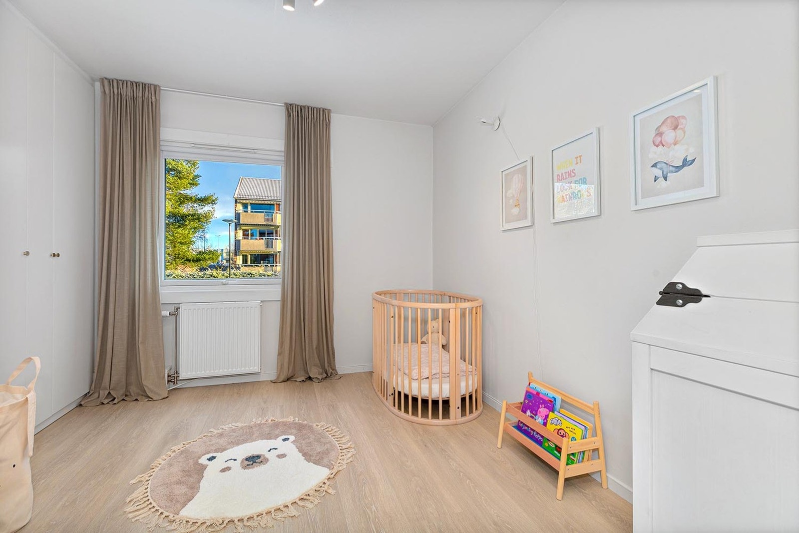 Soverom nummer to passer perfekt som barnerom, gjesterom, hjemmekontor eller walk-in-closet hvis du føler for å virkelig leve livet. Galleribilde