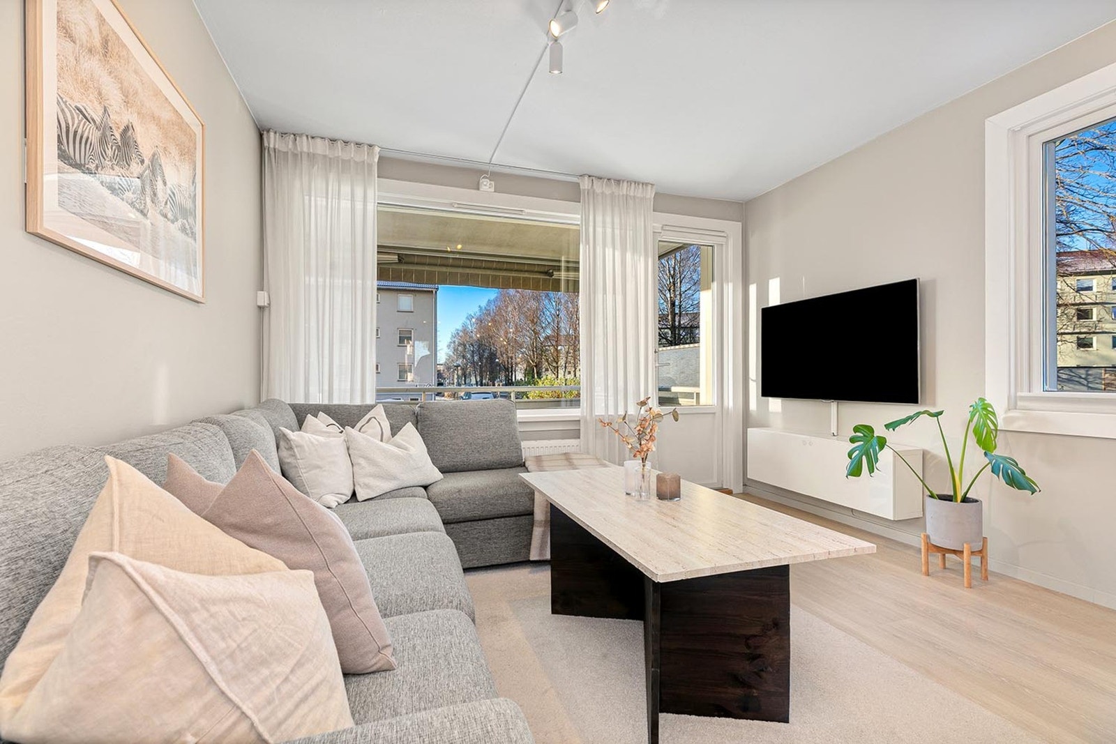 Store vindusflater gir rikelig med dagslys, og utgangen til balkongen gjør rommet ekstra luftig og åpent. Galleribilde