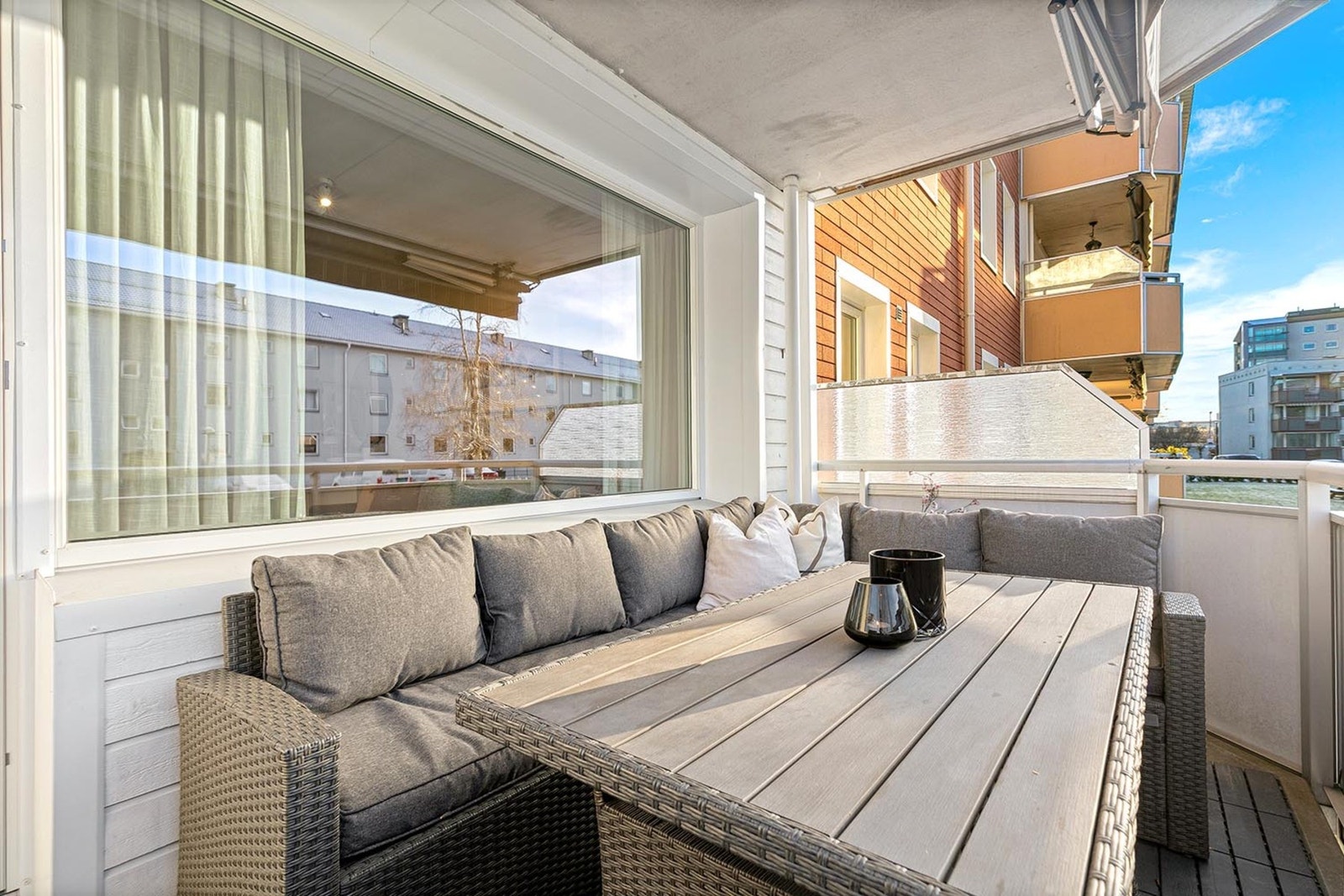 Balkongen er en skikkelig bonus! Her får du god plass til både sittegruppe, planter og kanskje en liten urtedyrking hvis du føler deg grønn på fingrene. Galleribilde