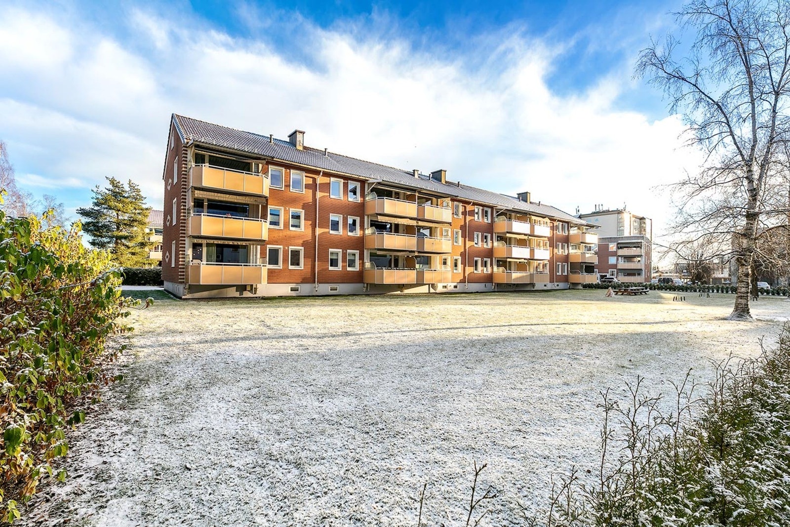 Lillestrøm sentrum ligger også innen behagelig avstand, og byr på et rikt utvalg av butikker, caféer, restauranter og kulturtilbud. Galleribilde