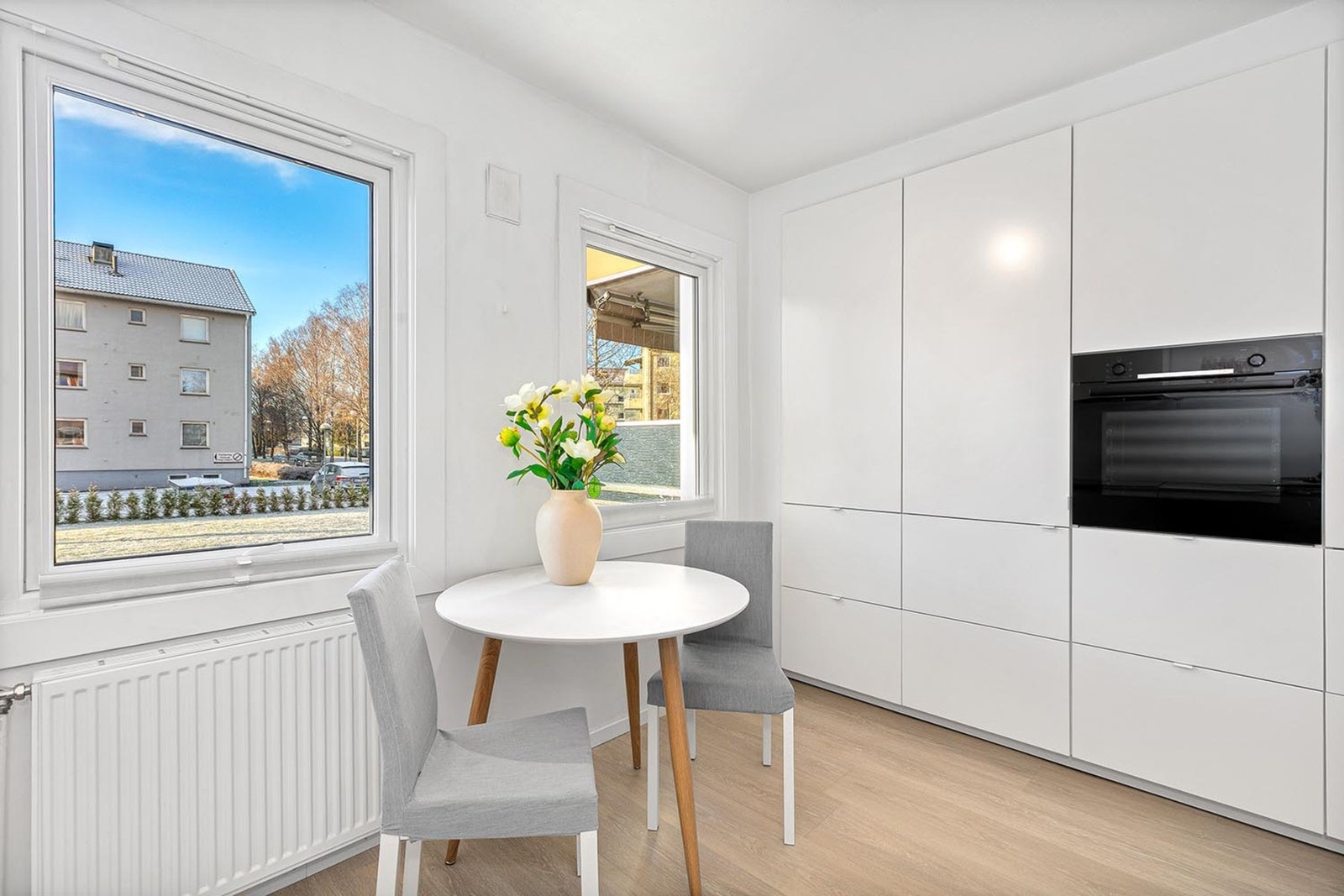 De store vindusflatene slipper inn rikelig med naturlig lys! Galleribilde