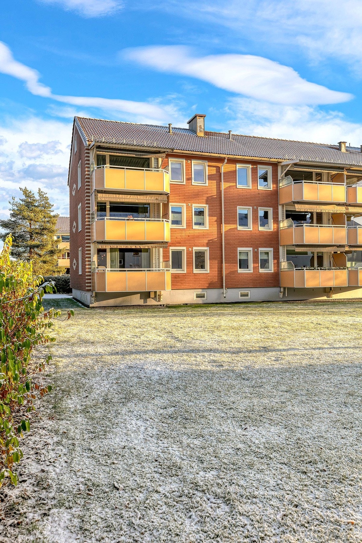 Nabolaget oppleves som trygt og innbydende, med hyggelige gangveier, lite gjennomgangstrafikk og et godt etablert bomiljø som passer både unge, voksne og familier. Galleribilde