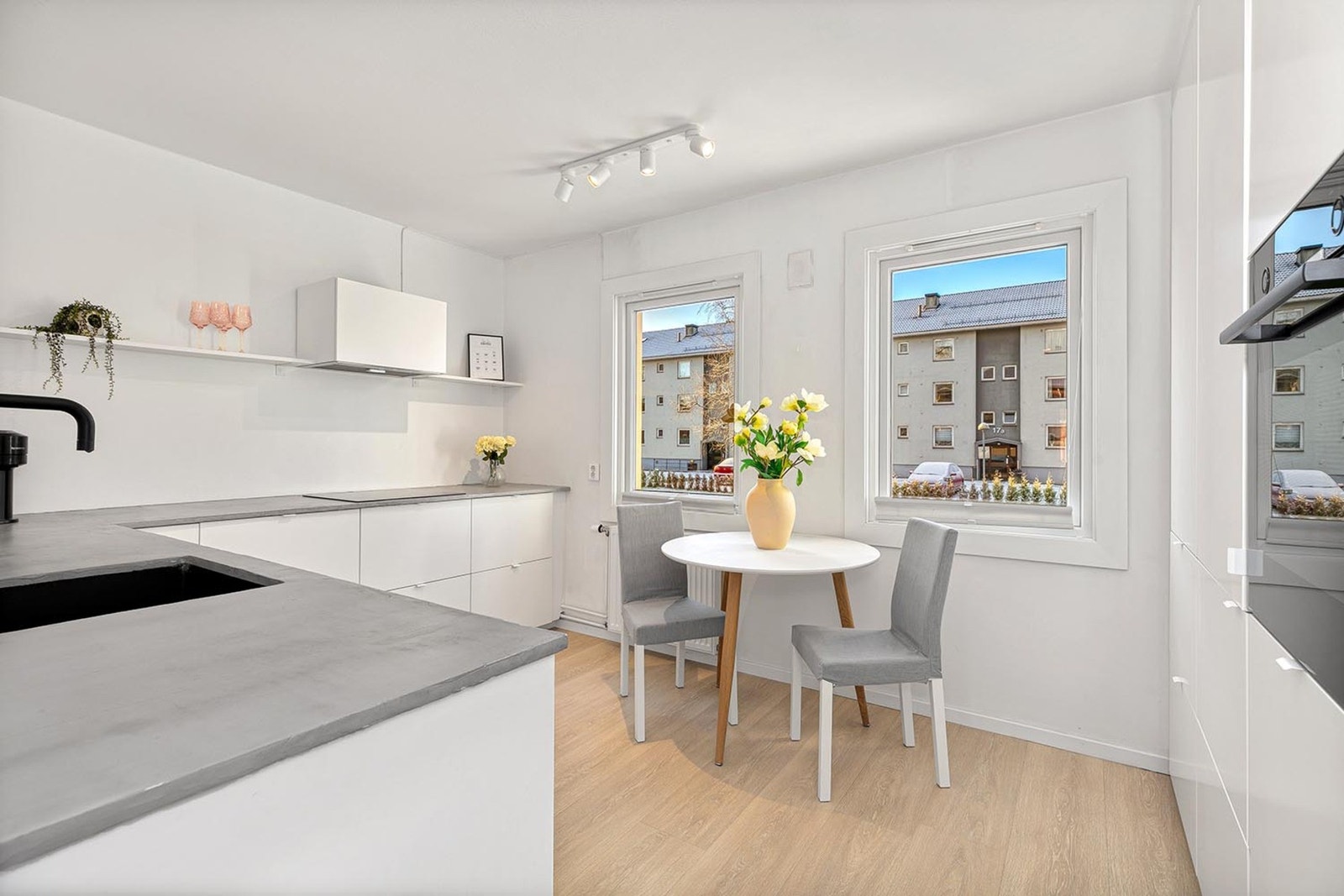 Her har du alt du trenger av hvitevarer, inkludert oppvaskmaskin, samt godt med skapplass. Galleribilde