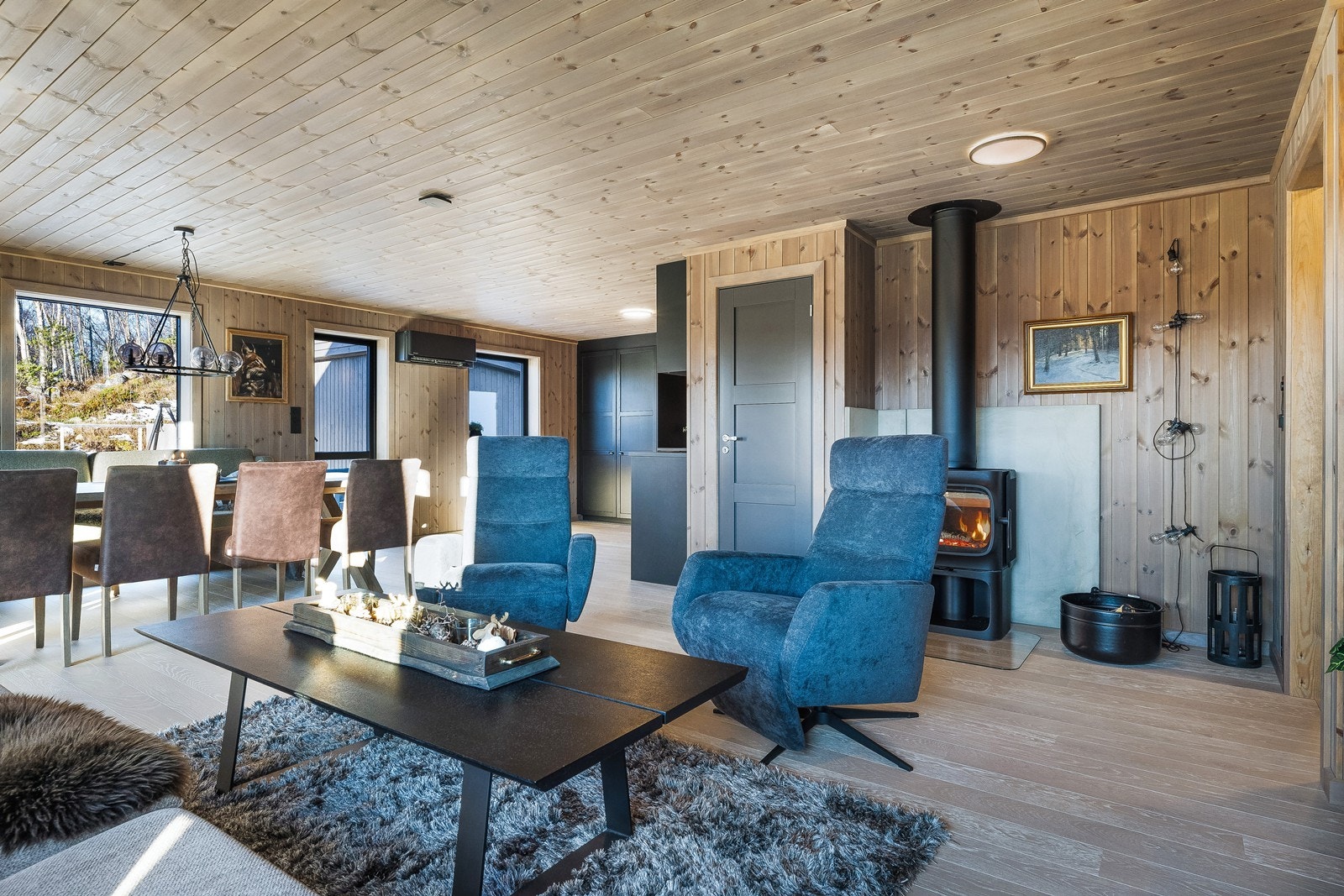 Flott Jøtul vedovn, Daikin luft-til-luft varmepumpe og varmekabler i gulv er varmekildene i hytta, så her vil du aldri fryse! Galleribilde