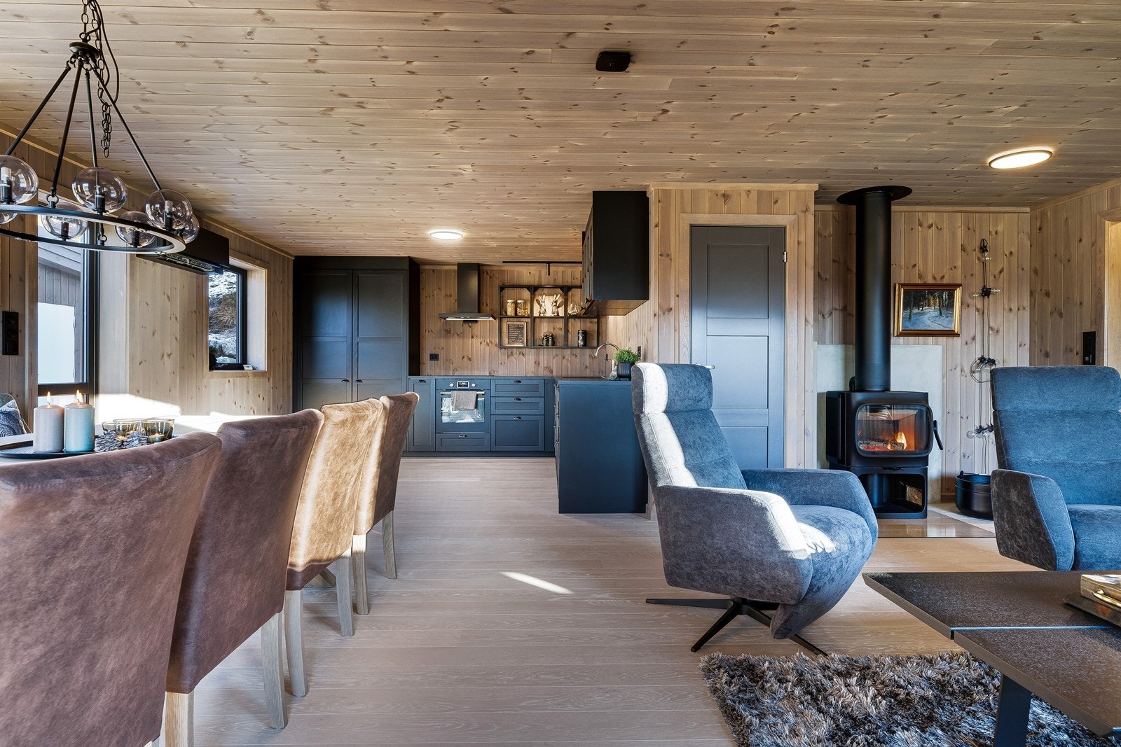 Åpen stue/kjøkken løsning bidrar til et sosialt allrom. Galleribilde