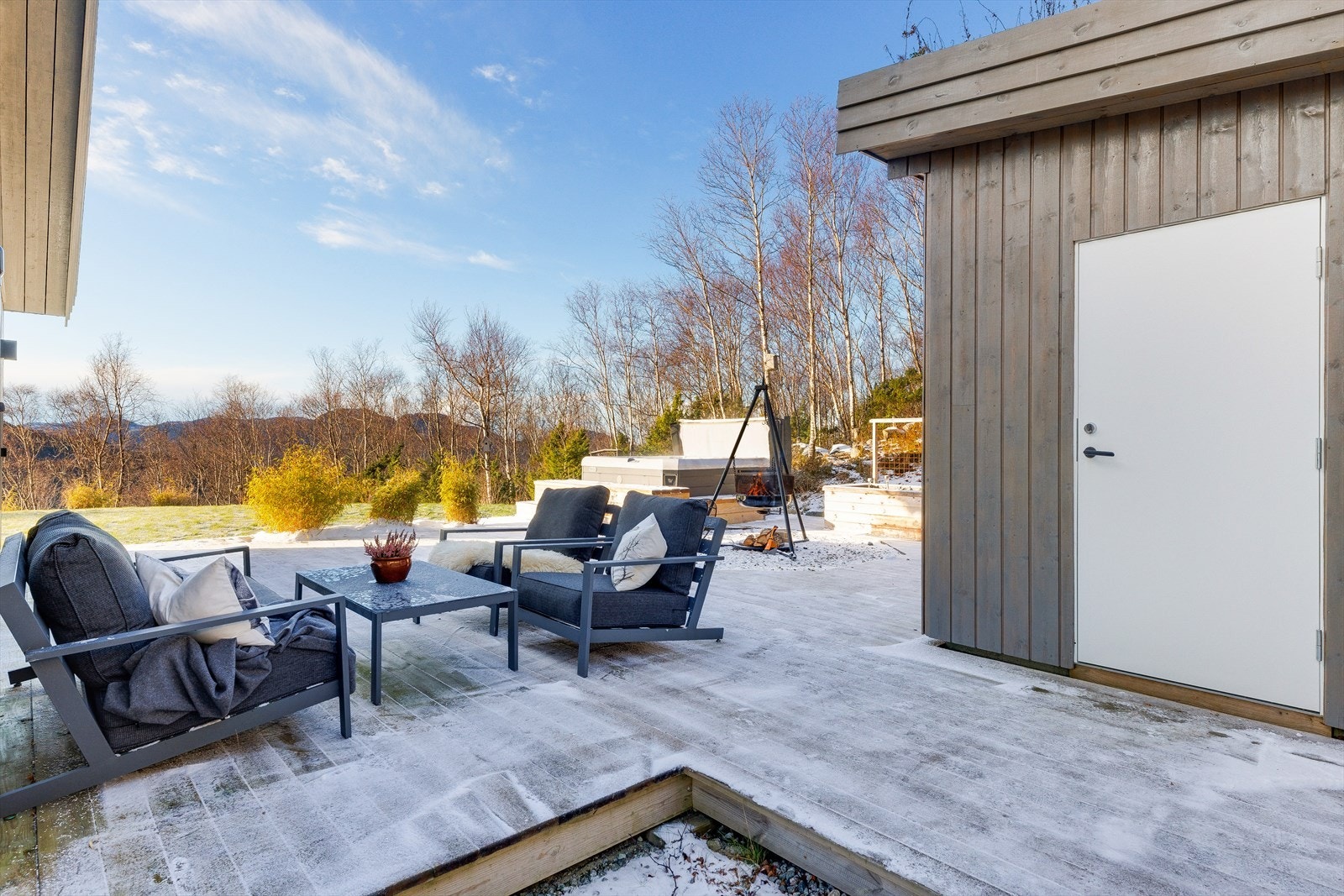 God plass til flere sittegrupper. Praktisk utvendig bod til høyre. (ikke byggemeldt) Galleribilde