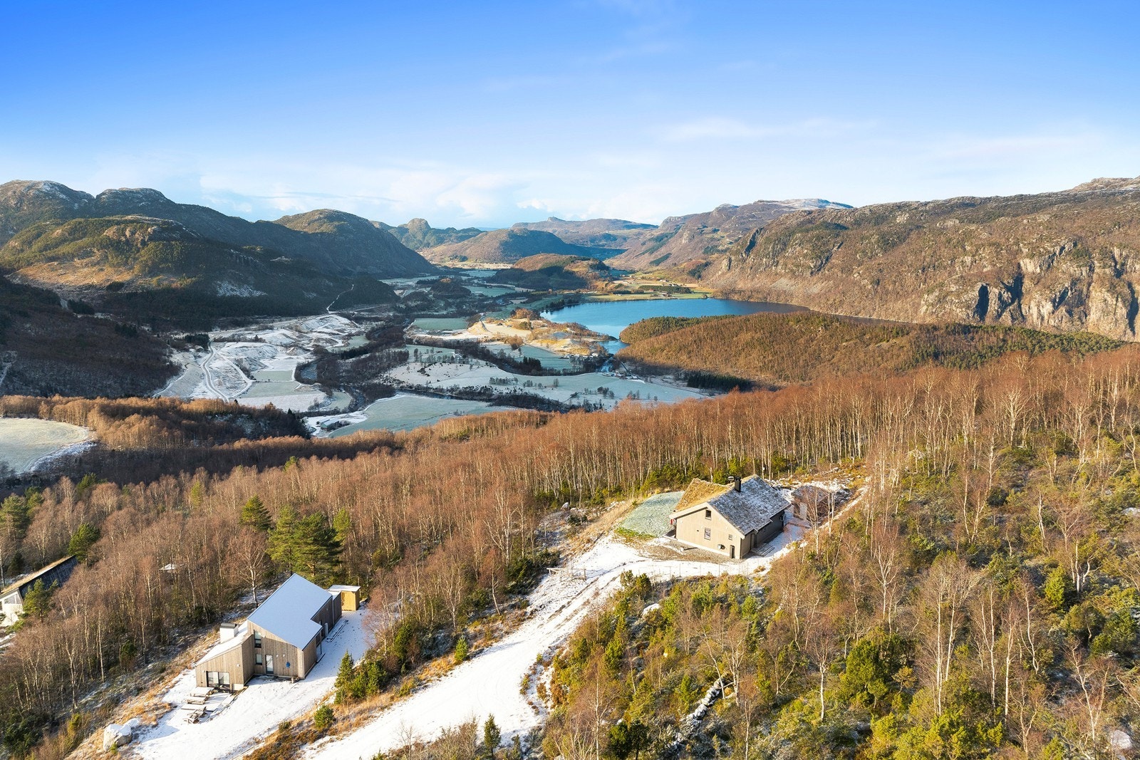 Hytta ligger i et nyere hyttefelt kalt Bjørkeligrend, hvor hytta ligger nydelig til på endetomten, hvor du kan kjøre til døren. Galleribilde