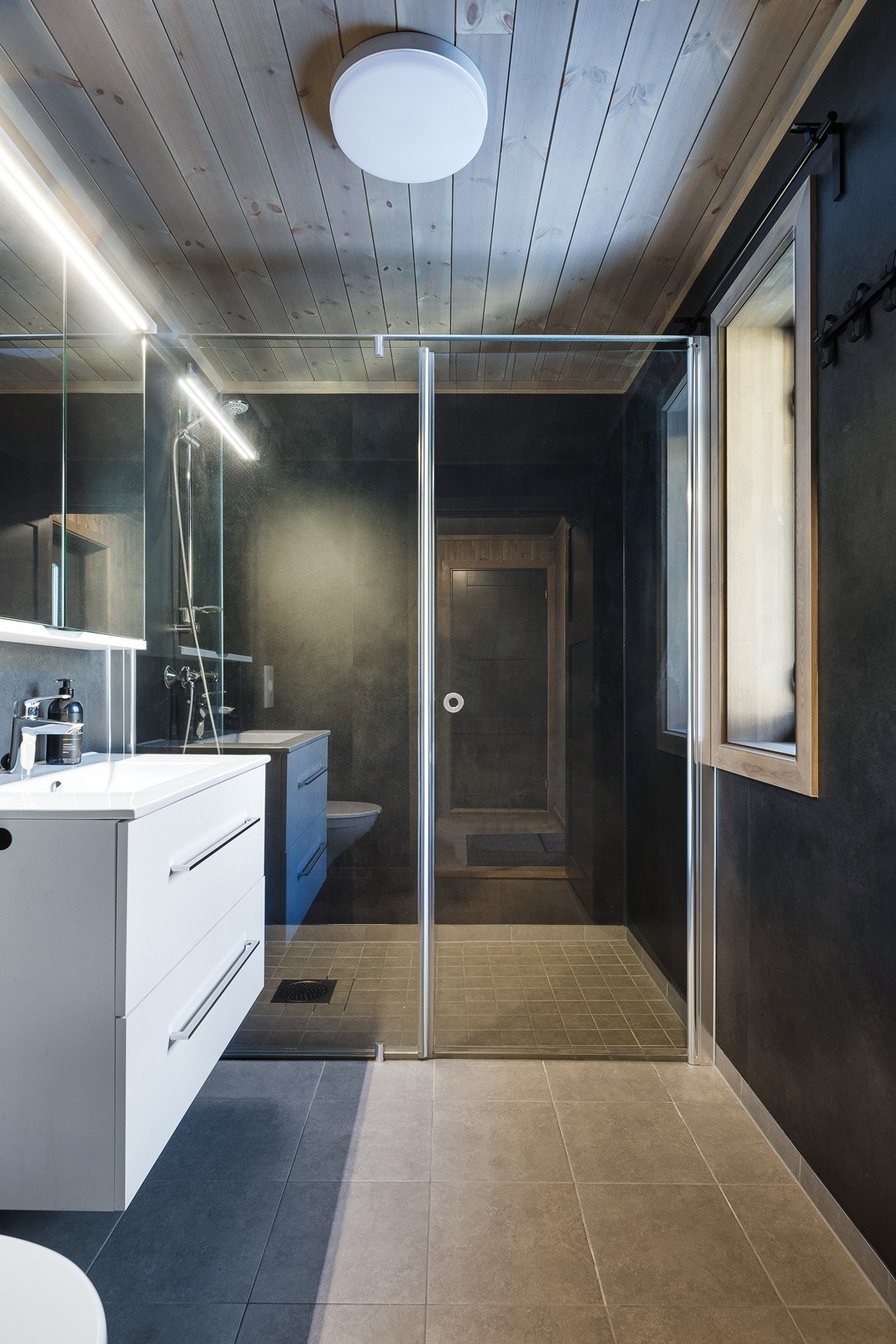 Delikat bad med stor dusj! Veggheng toalett og servant i møbel. Galleribilde