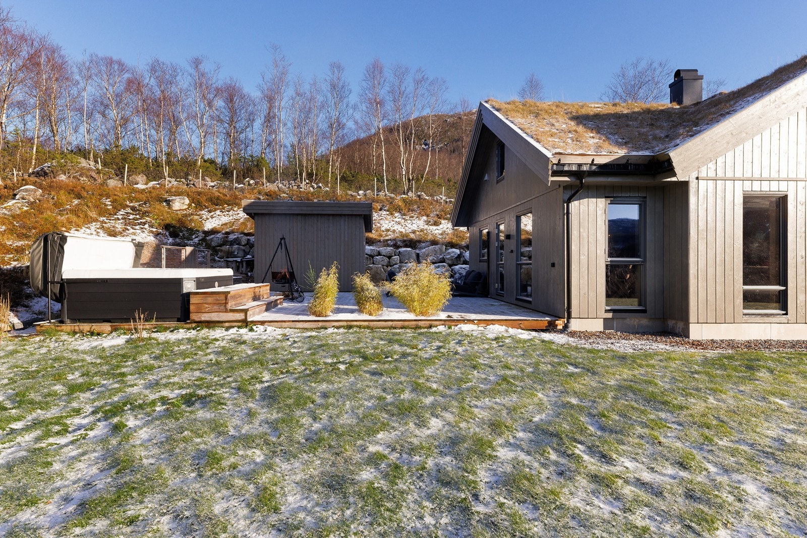 Hytta ble ferdigstilt i 2022 og fremstår med gjennomgående høy standard og har hatt et godt vedlikehold. Galleribilde