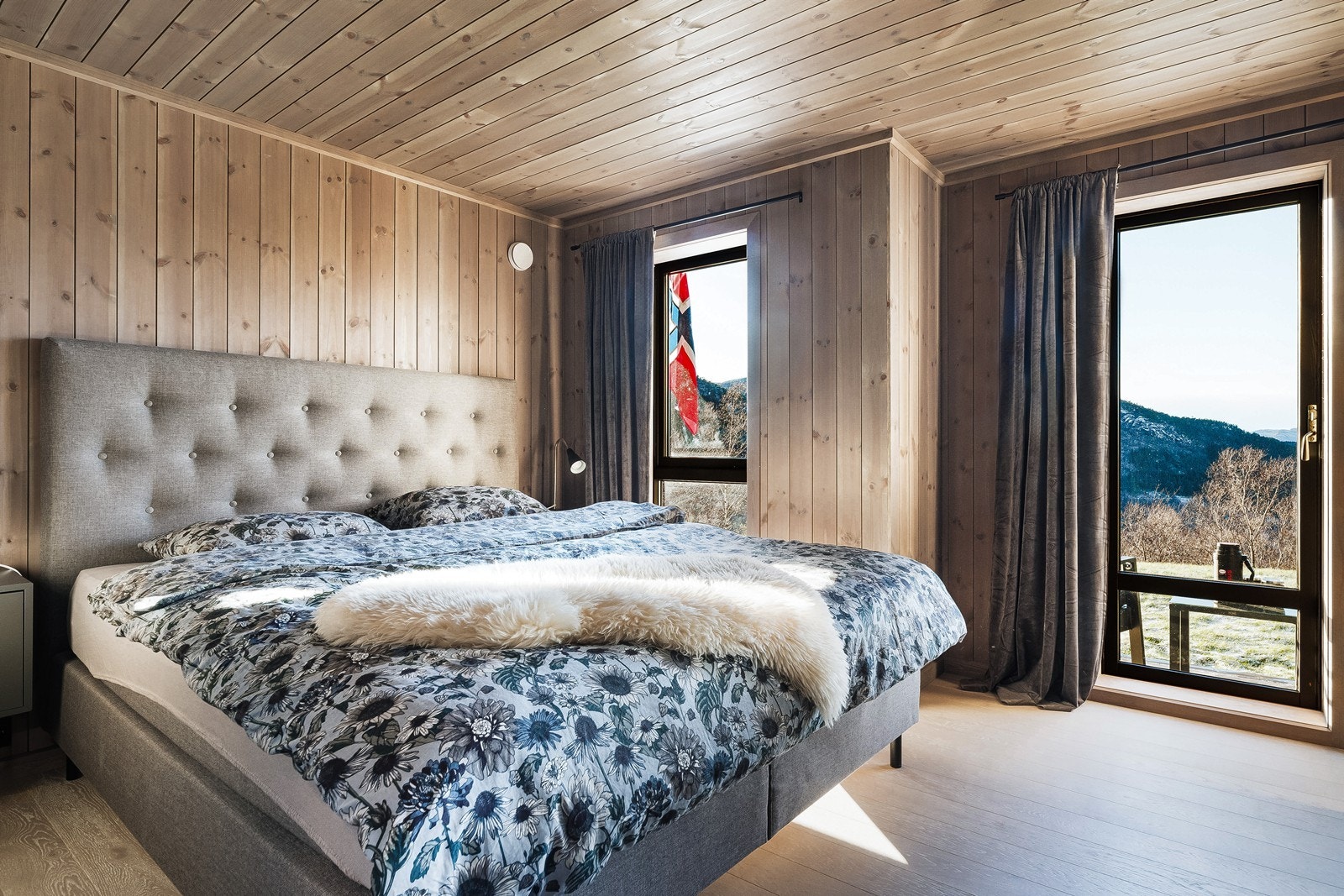 Videre kommer en inn i hyttas hovedsoverom. God plass til dobbeltseng og garderobe. Fantastisk lys og fin utsikt! Galleribilde