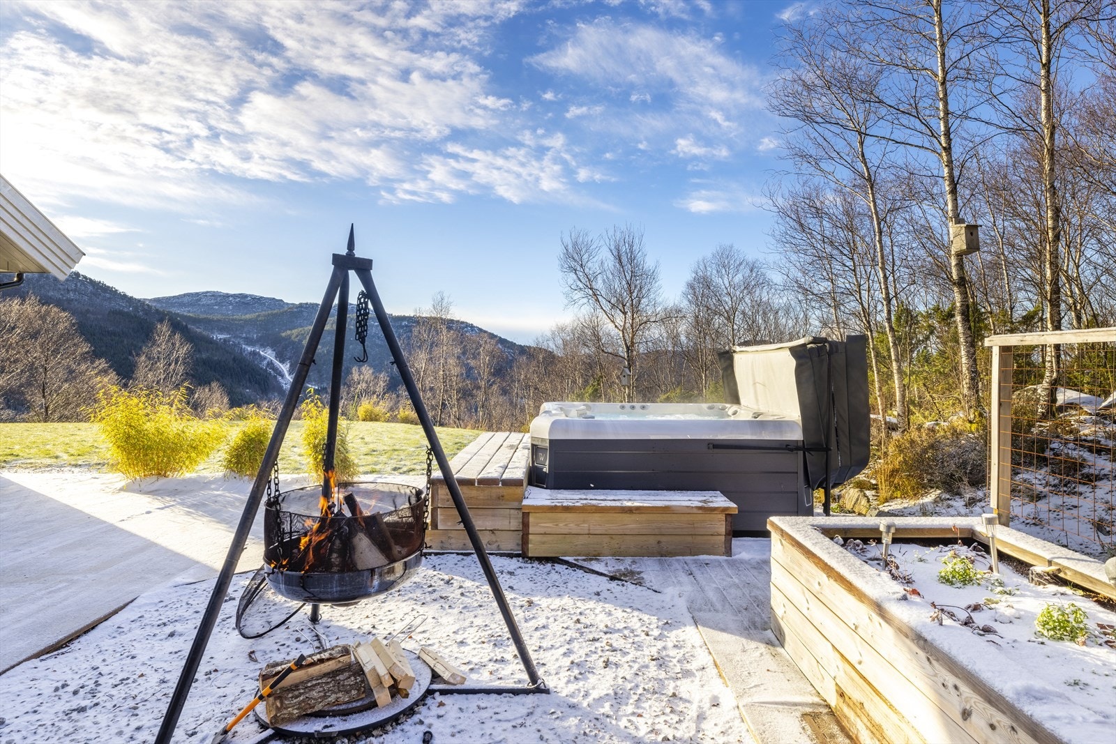 Her kan en sitte å nyte et herlig bad, helt skjermet i ro og fred, mens en nyter den mektige naturen som er omringet rundt eiendommen! Galleribilde