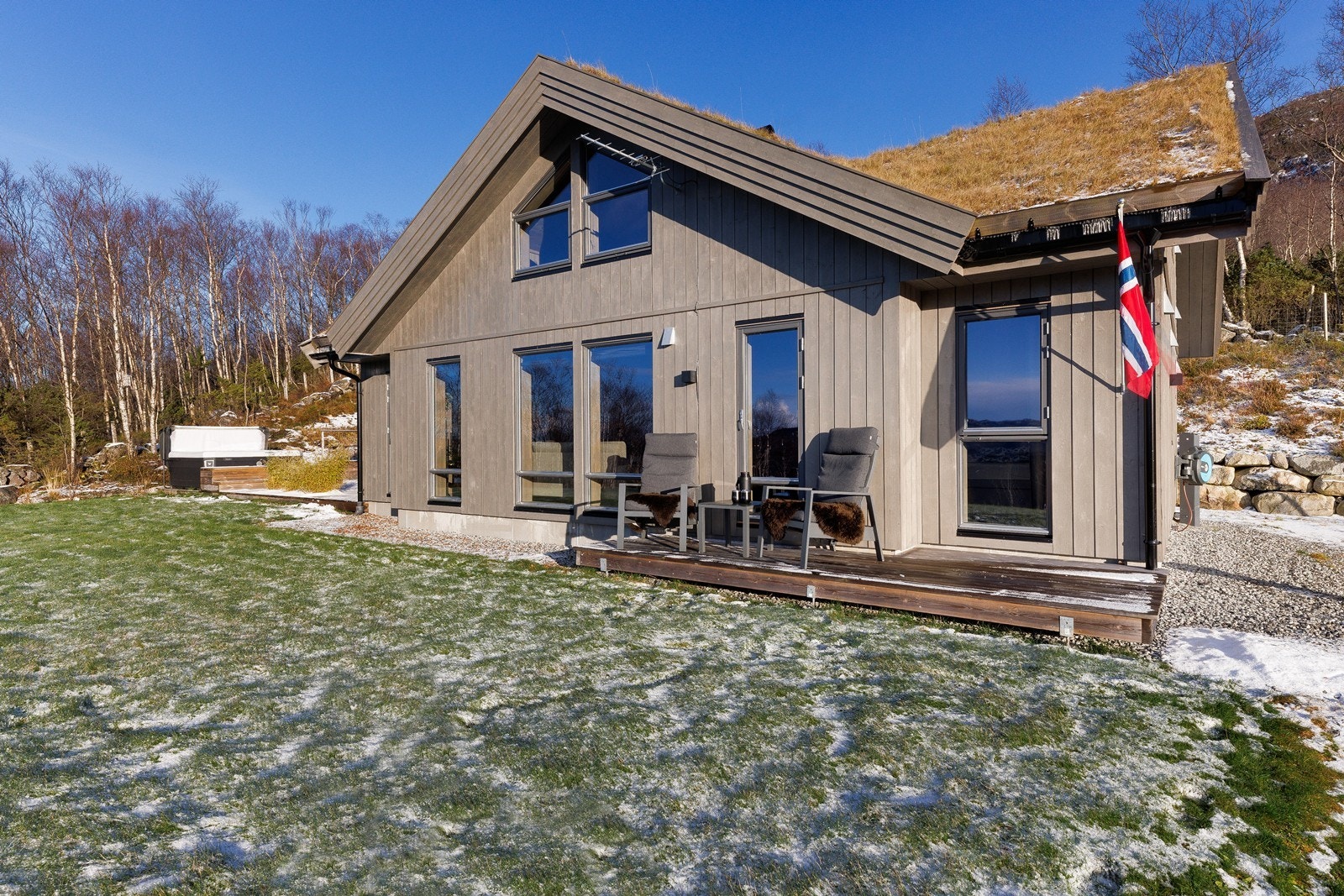 Hytta er nylig ferdigmalt utvendig. Galleribilde