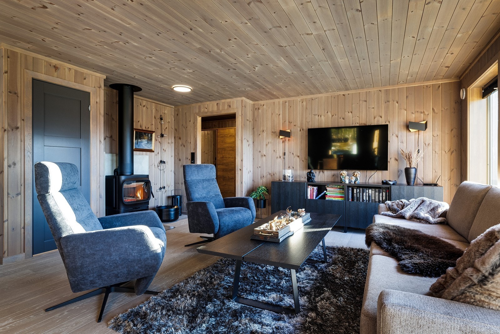 Velkommen inn til hjerte av hytta.. stuen! Nydelig beiset farge (noe mørkere i virkeligheten enn på bildene), som er gjennomgående i hele hytta. Galleribilde