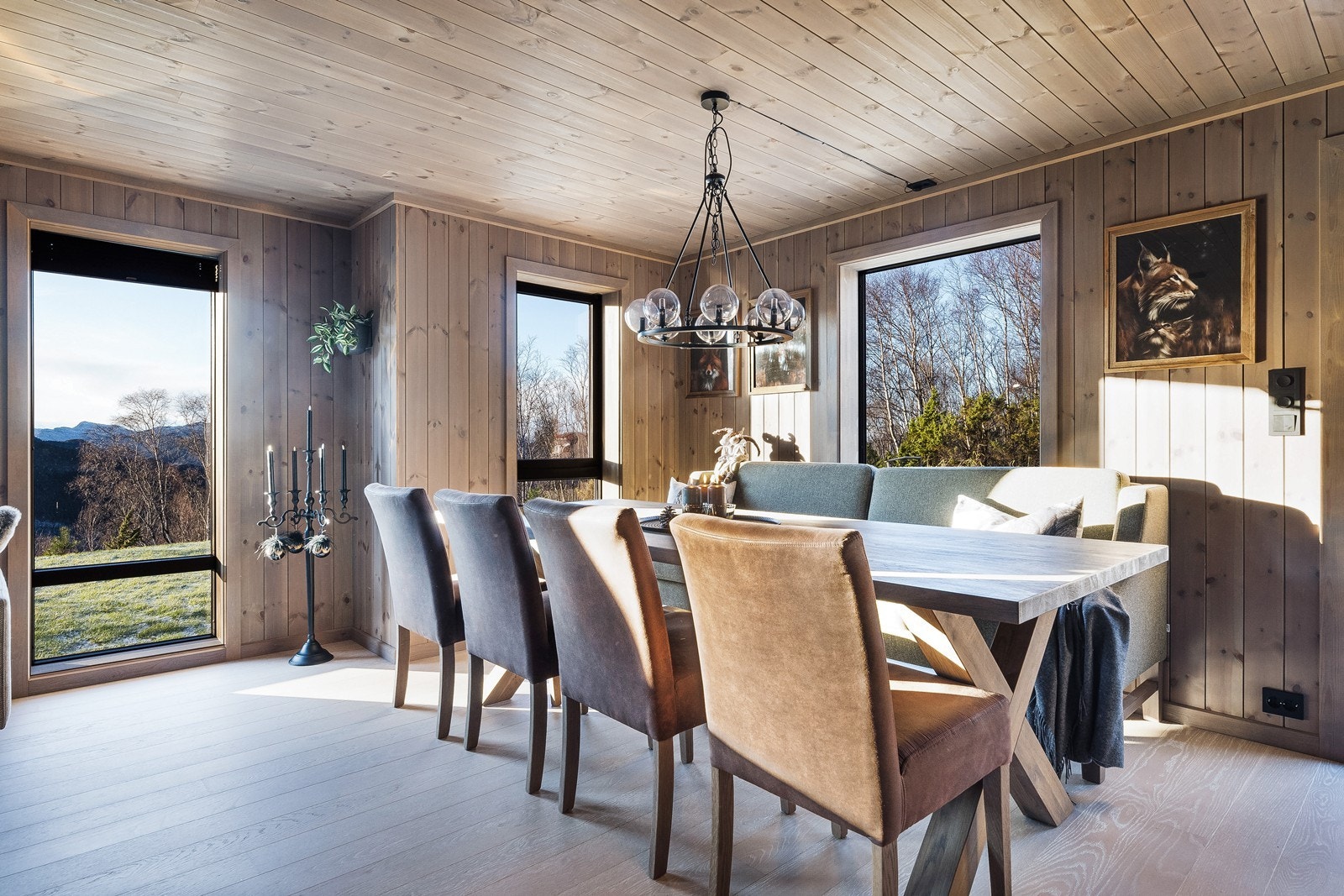 Her løses verdensproblemer over et godt måltid smamen med familie og venner! Galleribilde