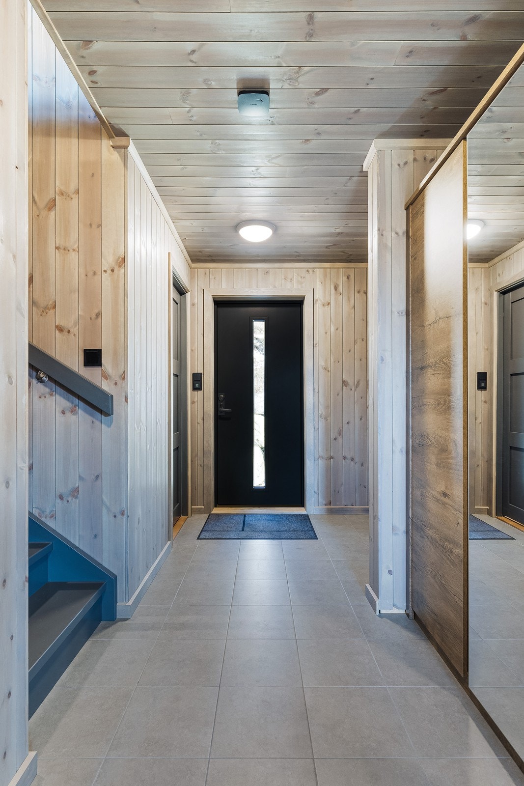 Lys og innbydende gang med fliser og varme i gulv. (manglende list nede i hjørnet blir satt på før visning) Galleribilde