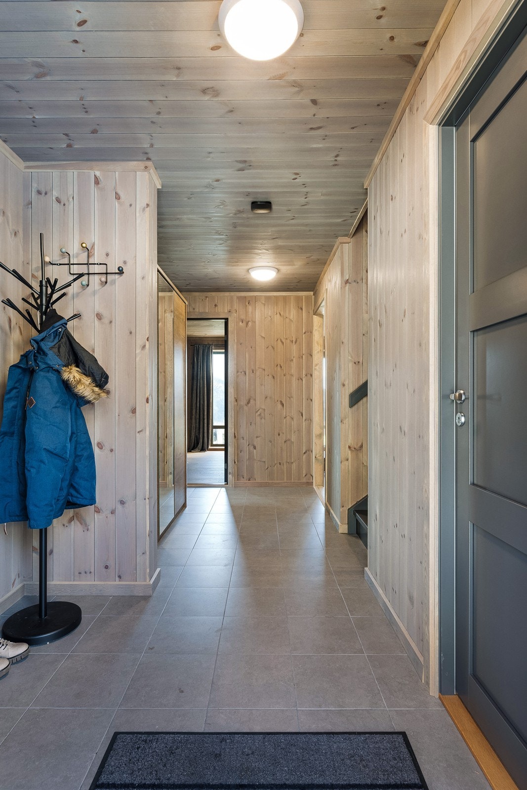 Gangen er åpen og romslig og en får en god følelse når en kommer inn i hytta! God plass til oppbevaring av klær og sko i tilhørende skyvedørsgarderobe. Galleribilde
