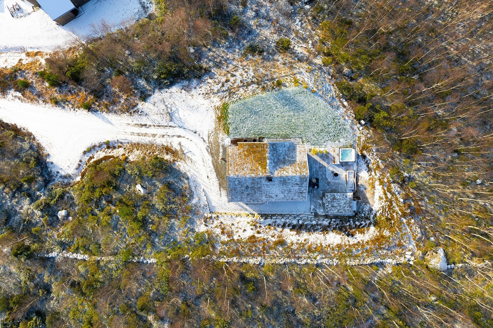 Drone tatt fra hytta ovenfra. Galleribilde