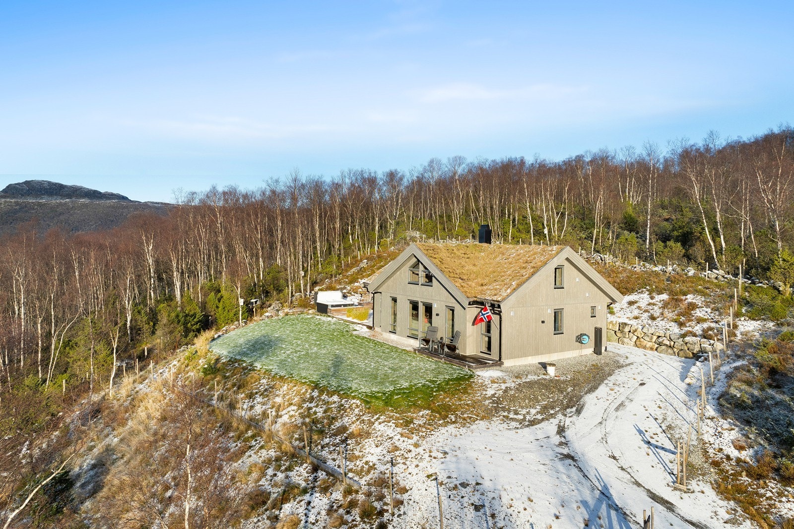 Stor selveier tomt på 979kvm, med gruslagt innkjørsel med plass til flere biler, opparbeidet hage, terrasse og beplantning. Galleribilde