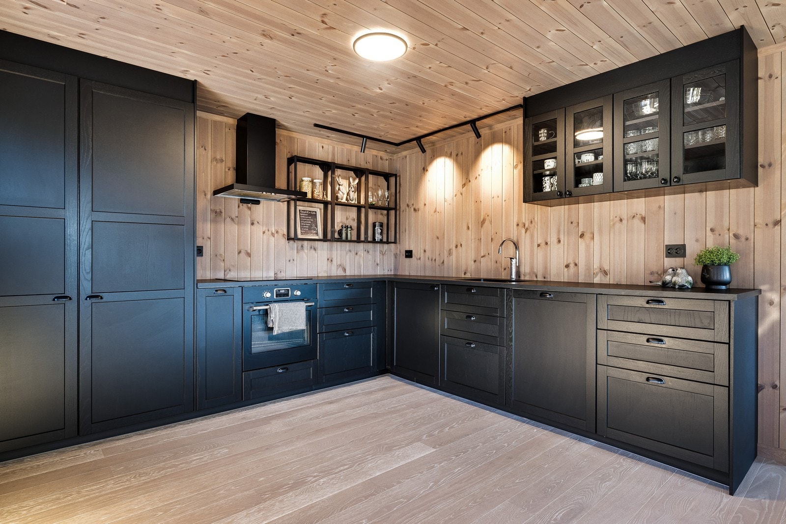 Godt med skap- og benkplass. Galleribilde