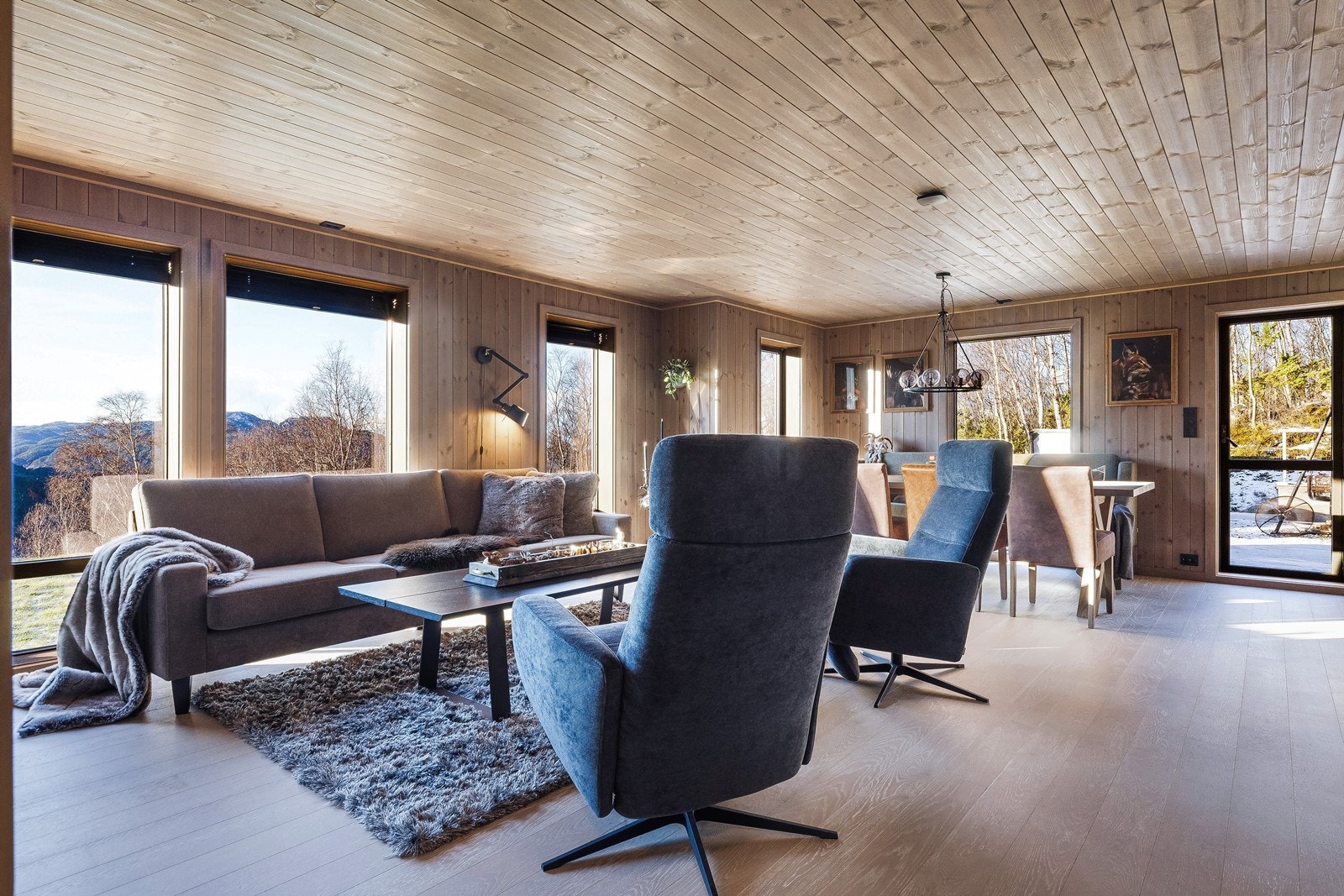 Nydelig parkettgulv, sorte moderne dører, stikkontakt og lysbrytere og stilren og moderne interiør! Galleribilde