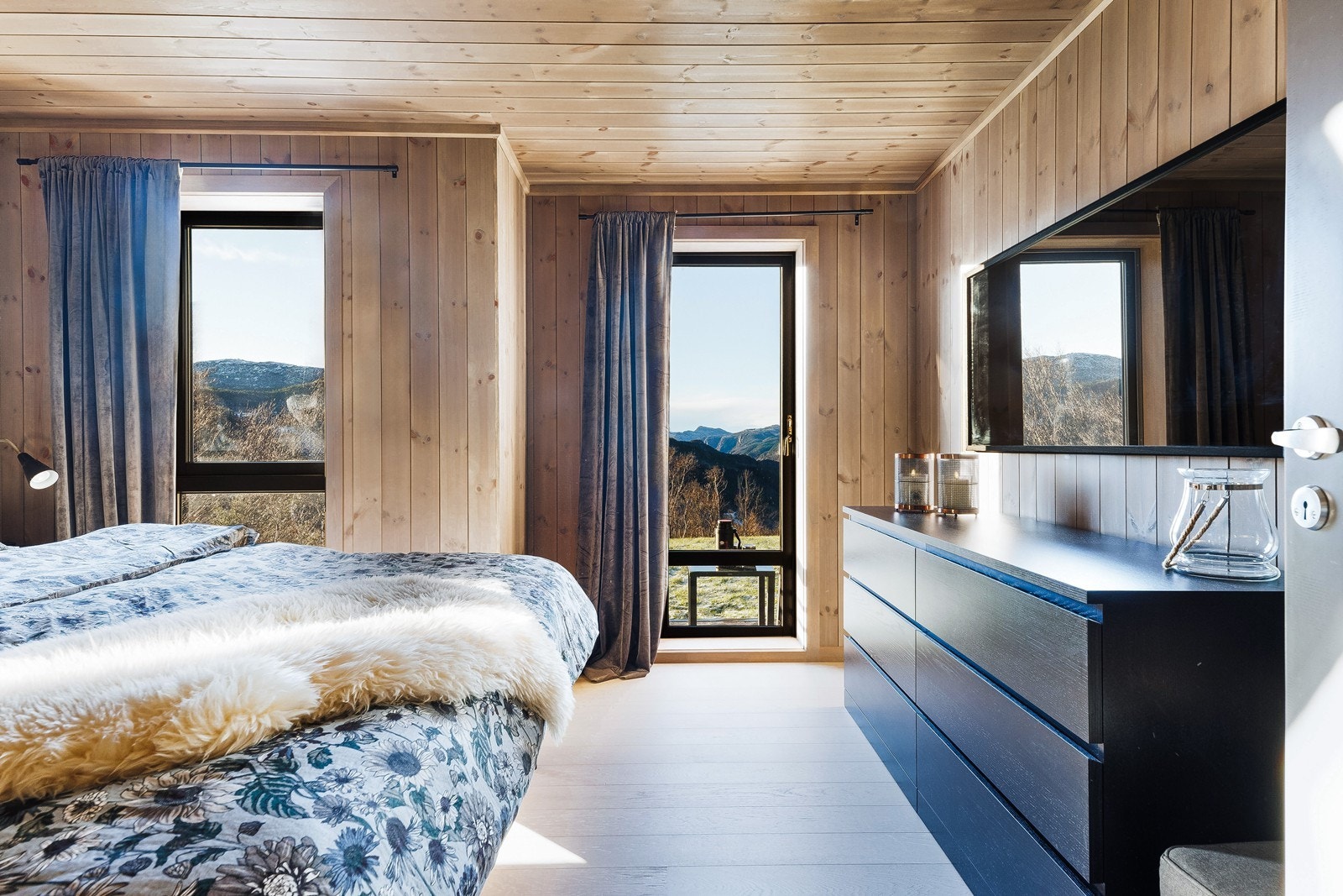 Utgang direkte til terrasseplatting og hage. Galleribilde