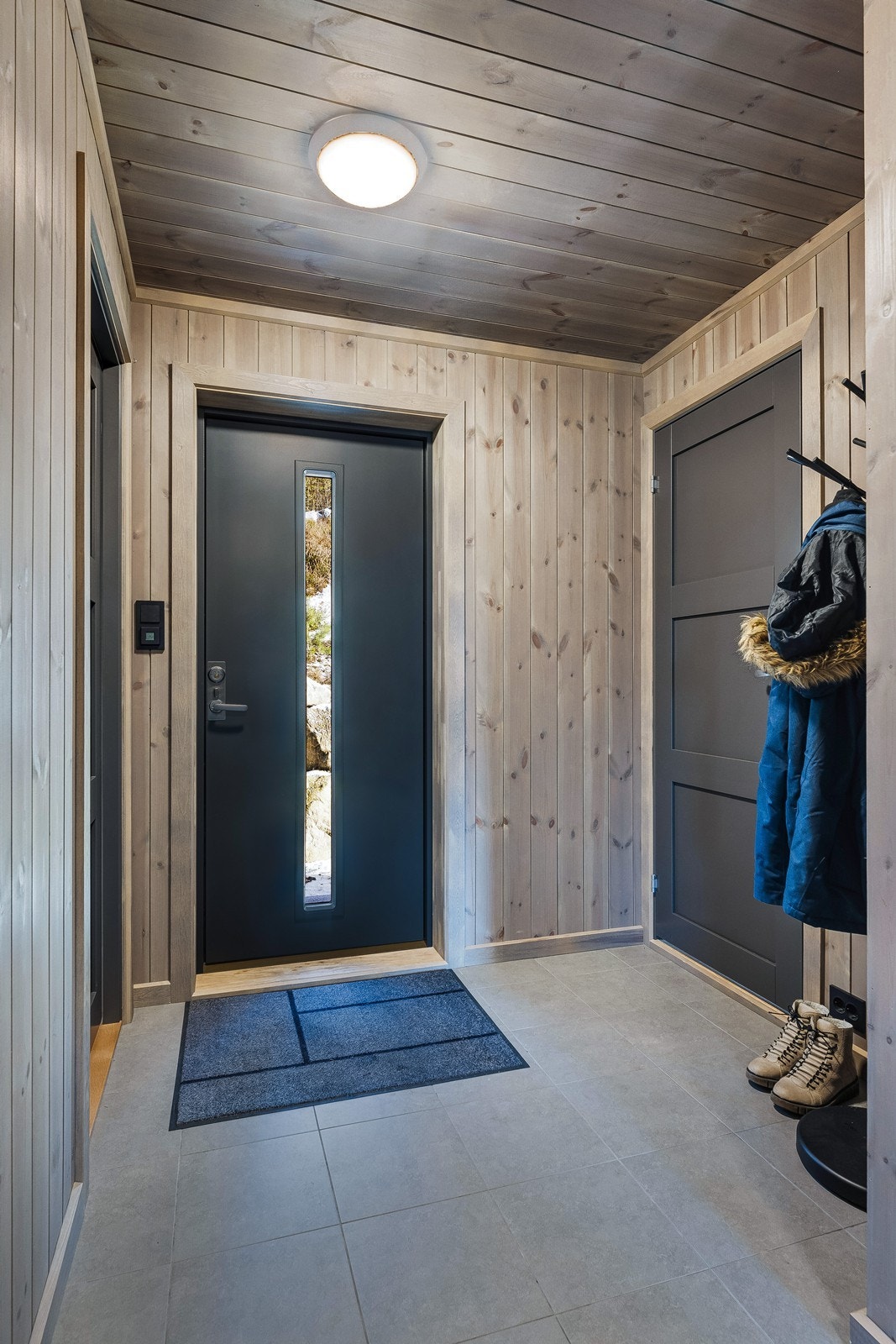 Inngang til vaskerom/teknisk til høyre i bilde og bad til venstre. Galleribilde