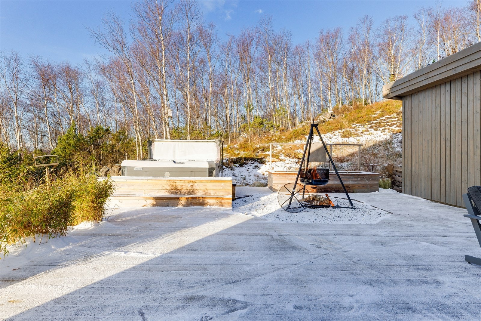 Fantastisk uteområde til glede for store og små med terrasseplatting med egen grillplass, blomsterkasse og herlig jacuzzi! Galleribilde