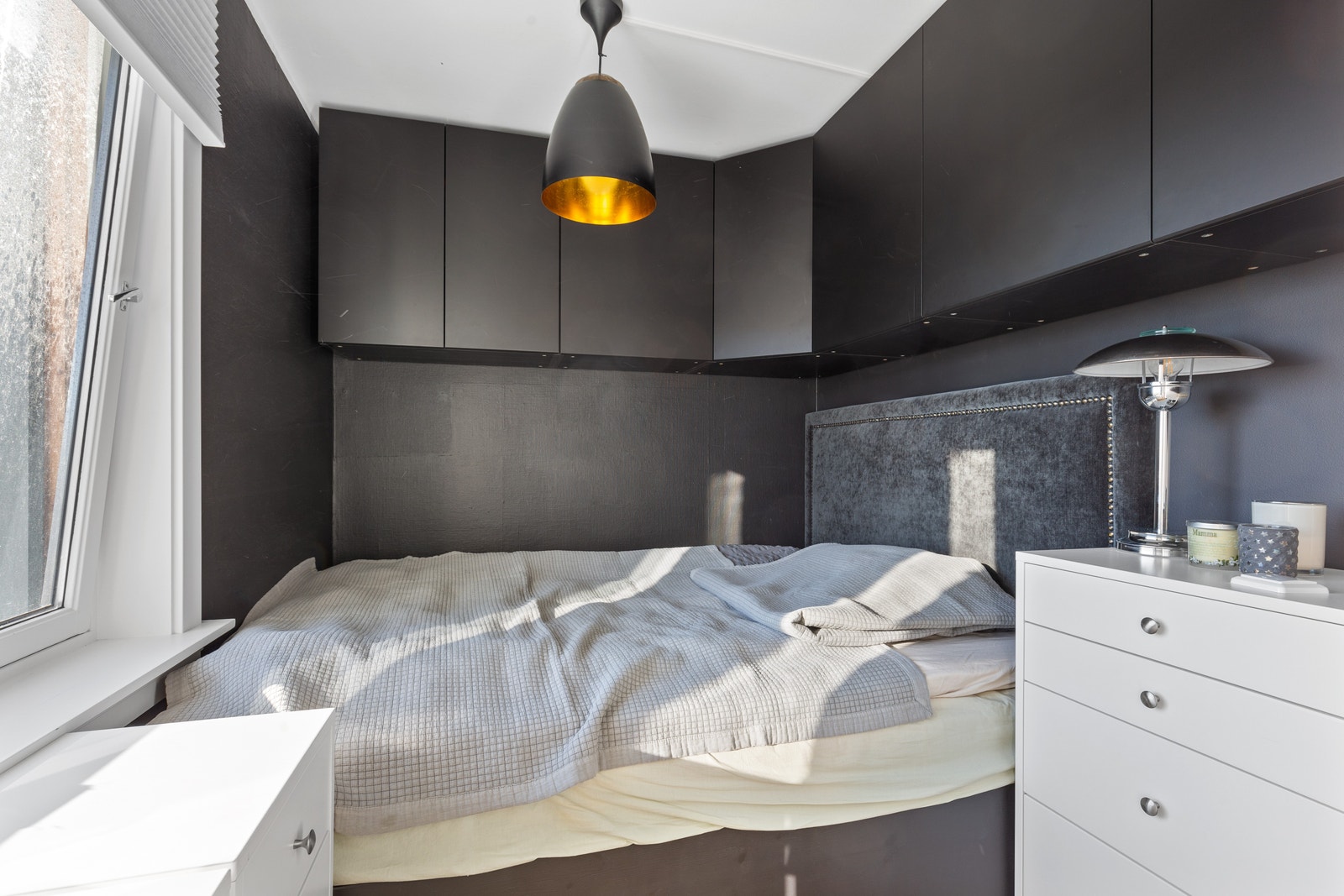 Soverom med plassbygd seng og skap. Galleribilde