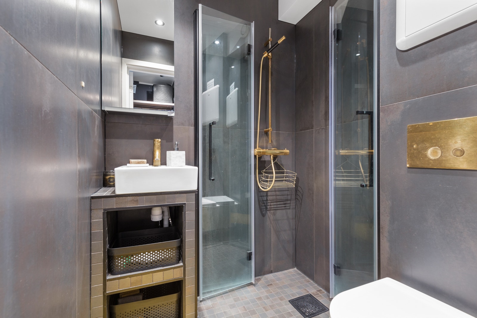 Stilig bad med dusjhjørne, vegghengt WC og gulvvarme Galleribilde