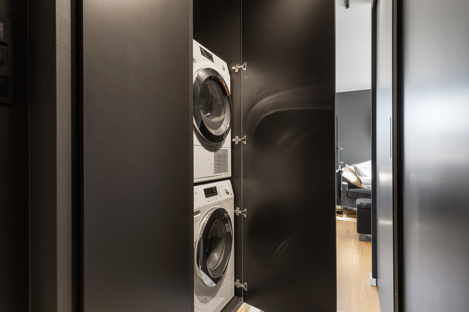 Smart opplegg for vaskemaskin og tørketrommel i skjult løsning i gang. Galleribilde