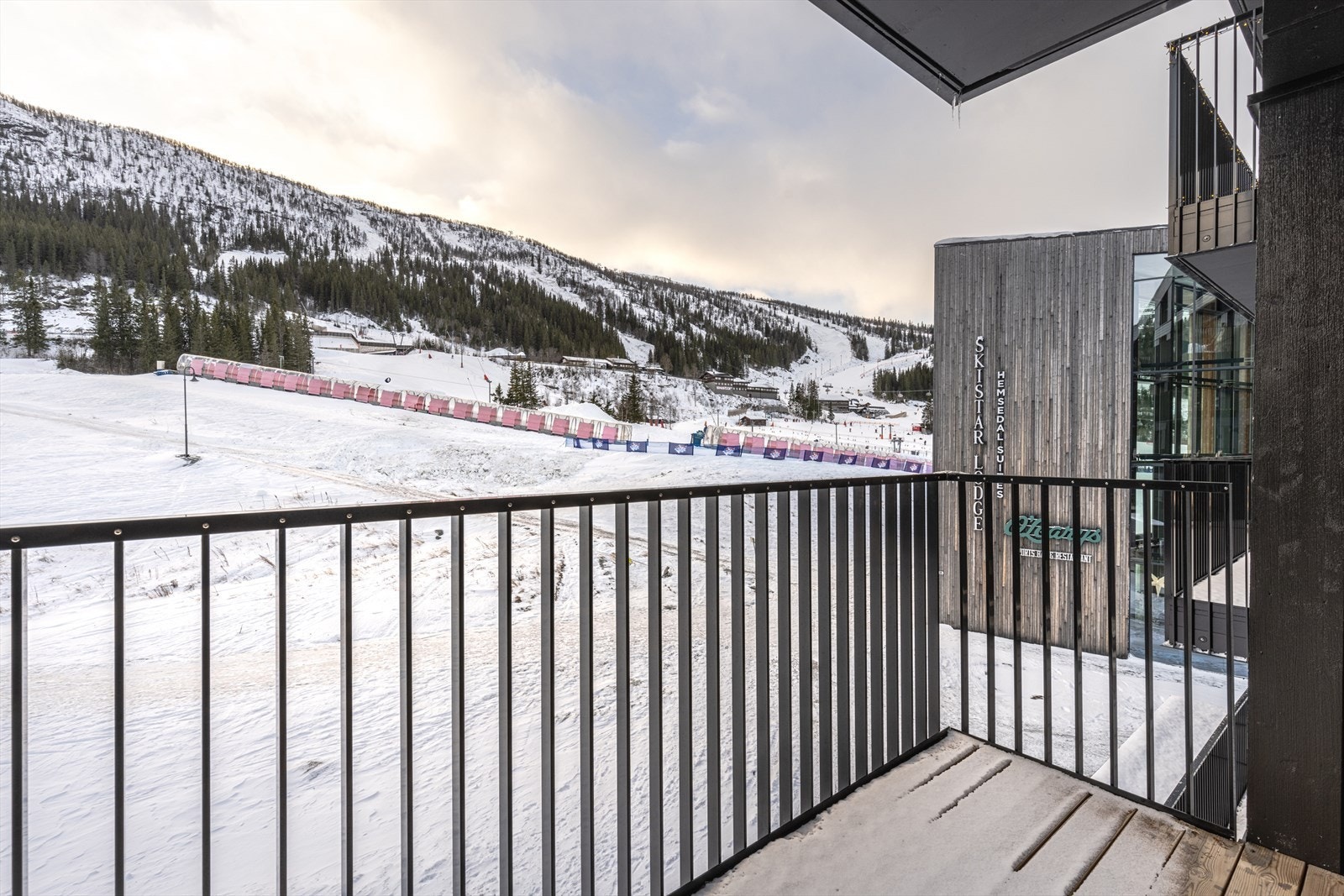 Balkong med flott utsikt mot skianlegget og fjellene! Galleribilde
