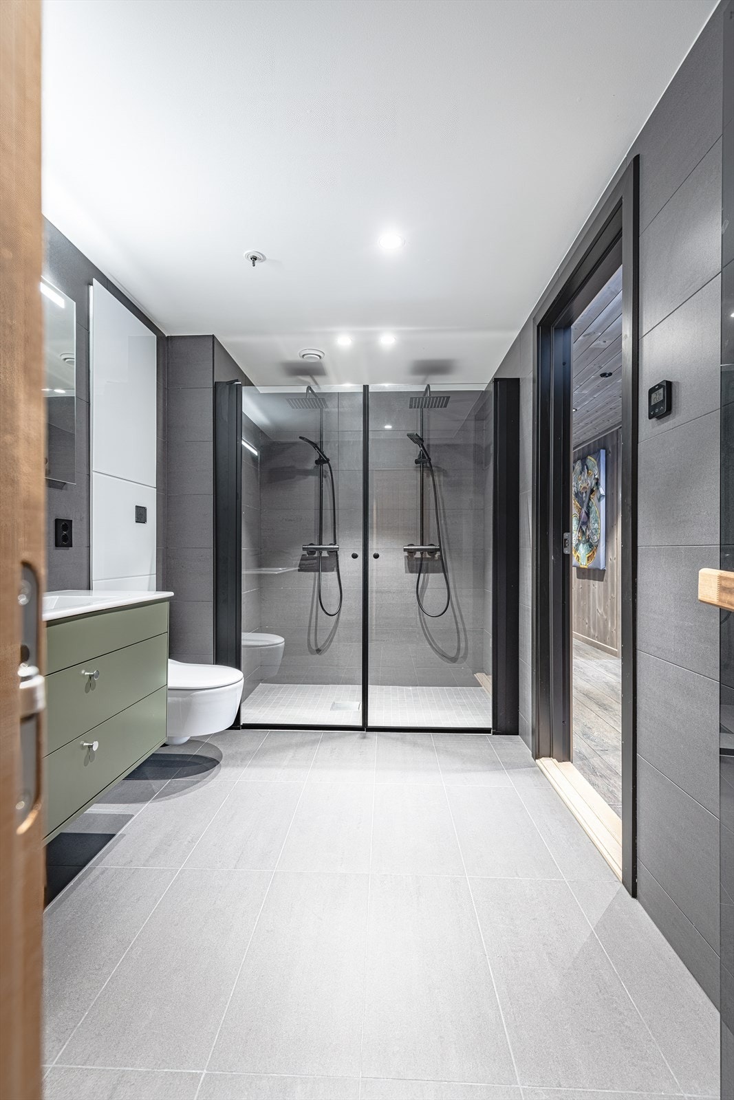 Stort og innholdsrikt baderom nr 1 med dobbeldusj og badstue. Galleribilde