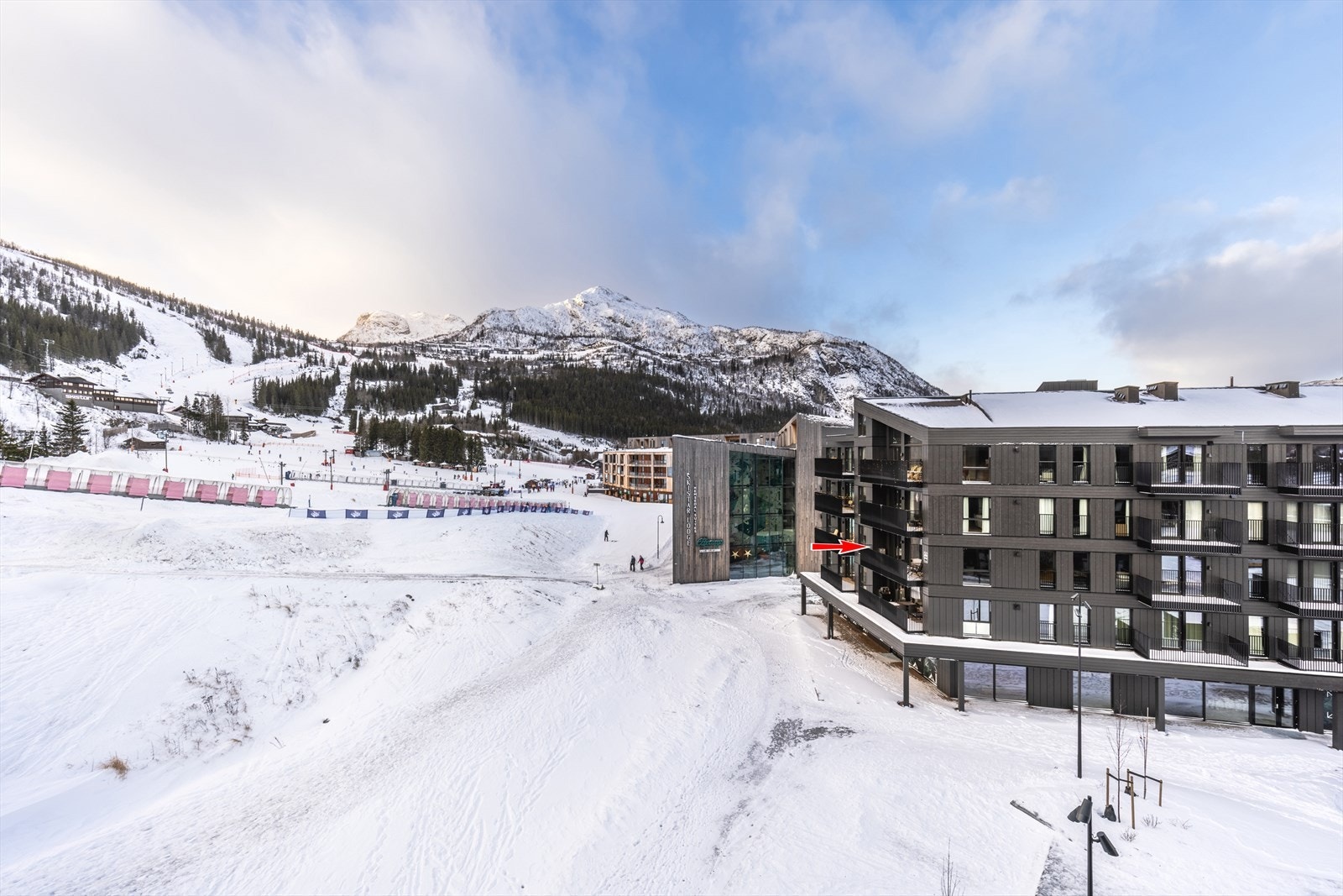 Leiligheten ligger på hjørnet i etablert og meget godt tilrettelagt sameie ved foten av Hemsedal skisenter. Galleribilde