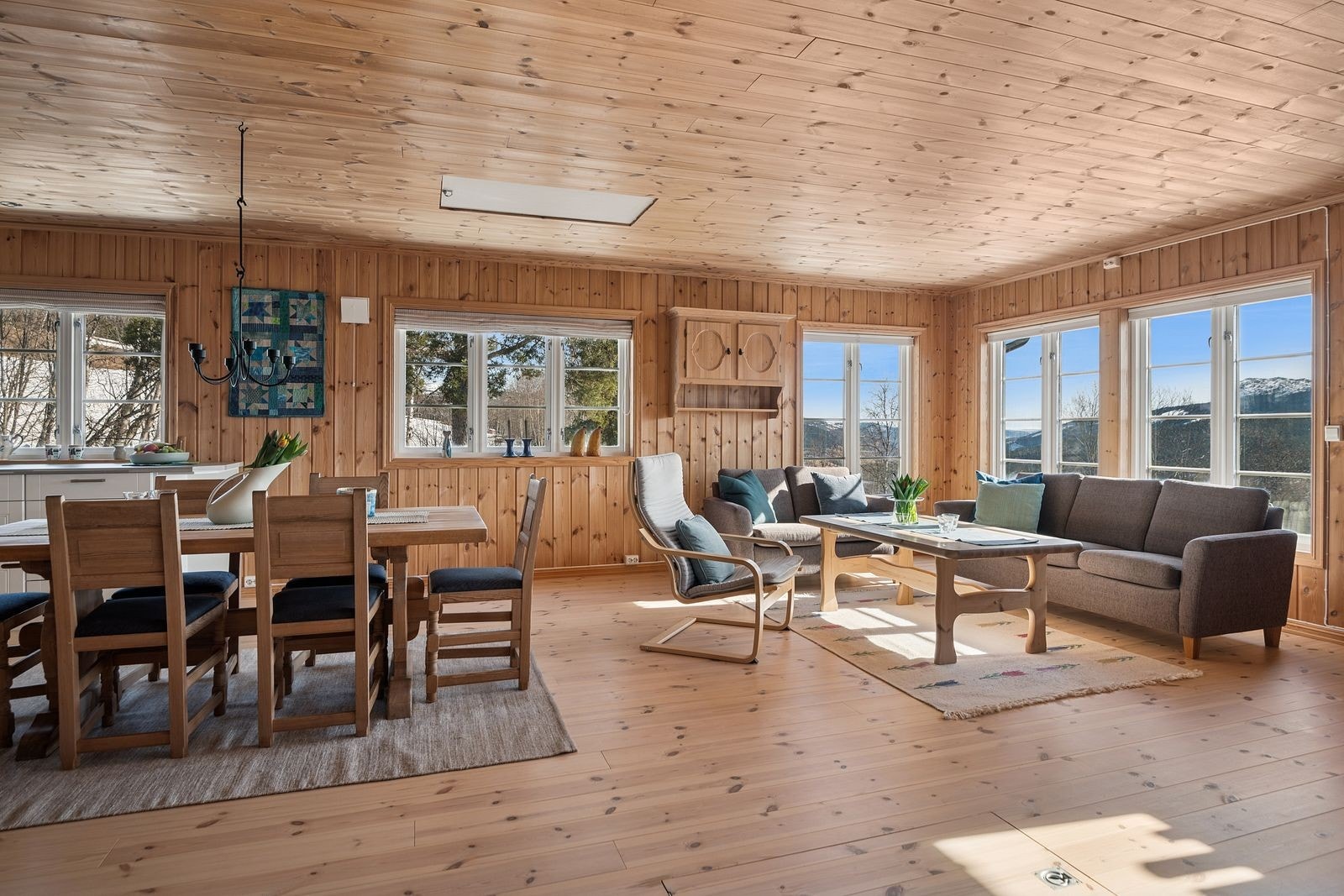 Det er lyse vegger og himling av panel i hele hytta. Gulvet er av heltre. Galleribilde