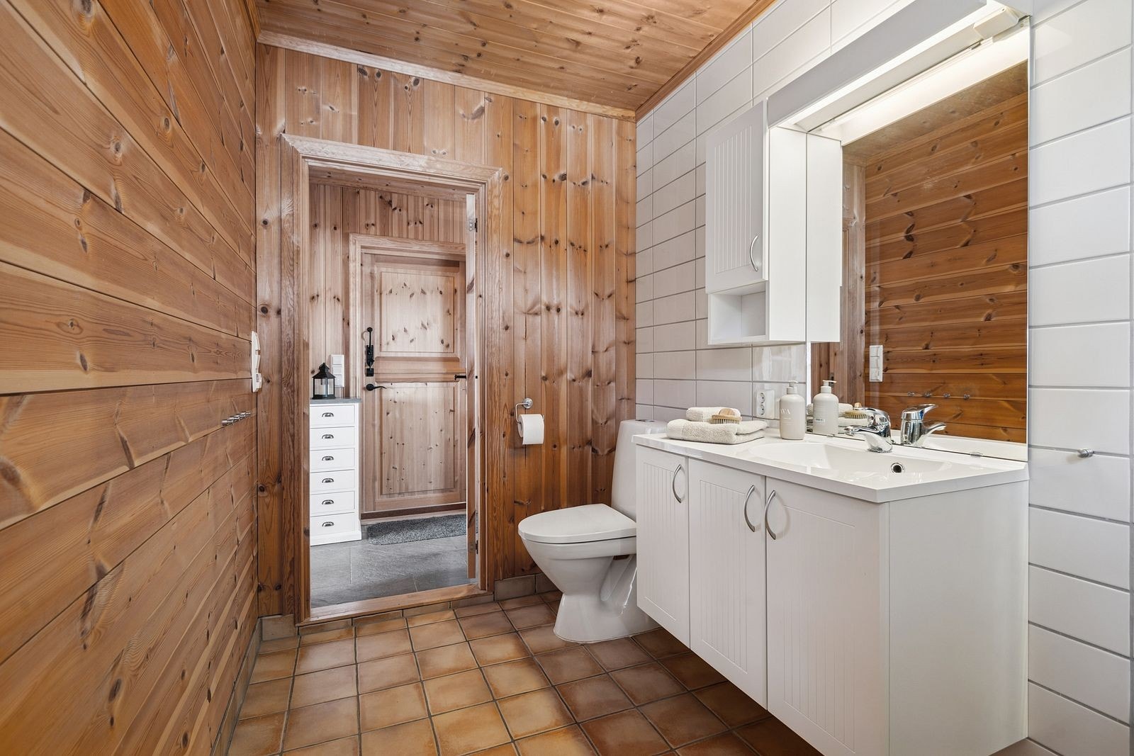 Baderommet i påbygg fra 2009. Lyse fronter, og varmekabler i gulv. Galleribilde