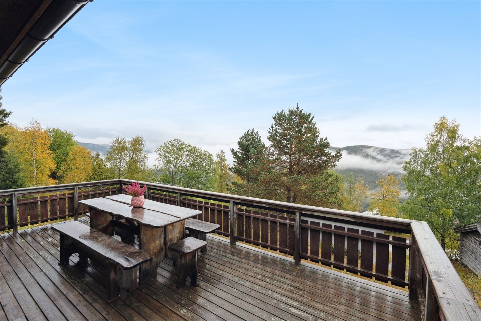 På verandaen kan man nyte utsikten i solen. Galleribilde