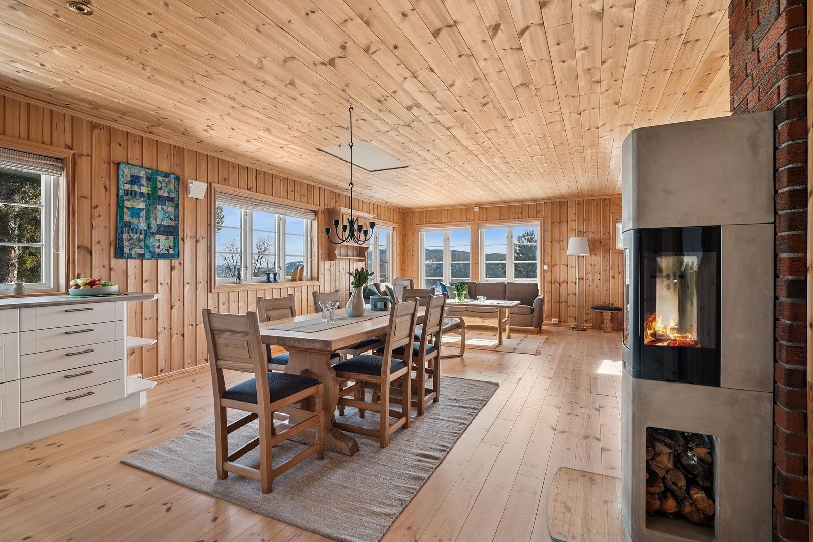 Peisen fra kjøkkenet gir fra seg god varme i hele hytta Galleribilde