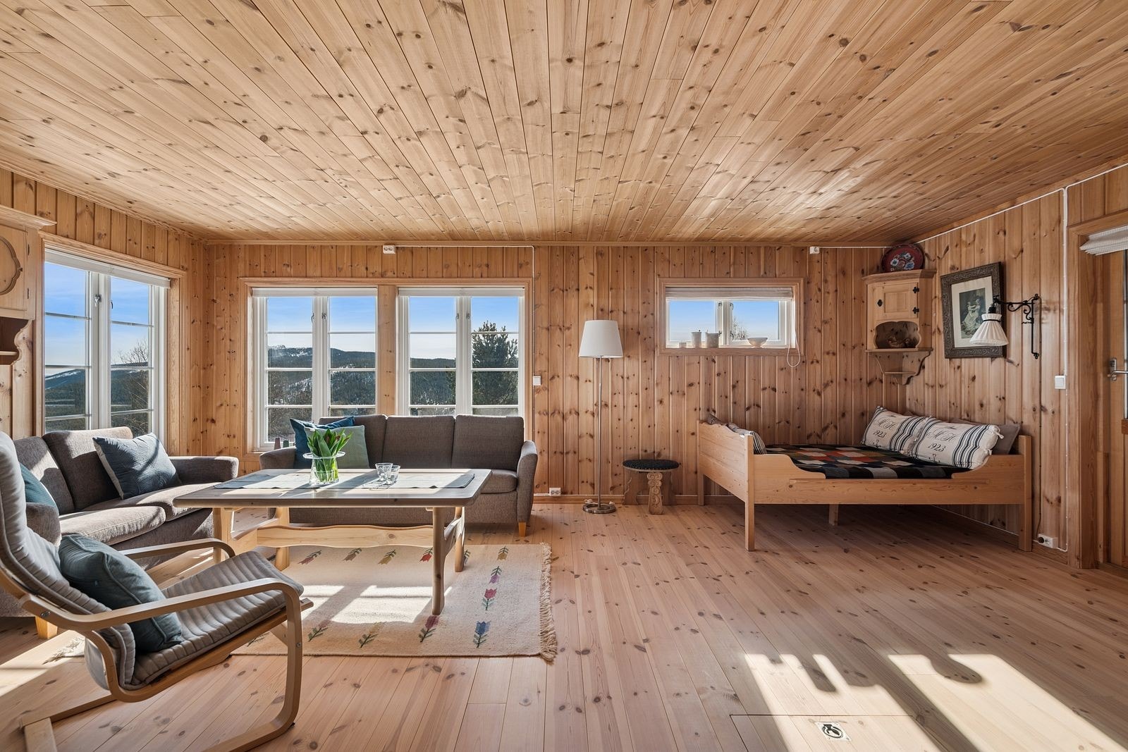 Fra sofakroken er det god utsikt utover dalen, og over til Feforkampen Galleribilde