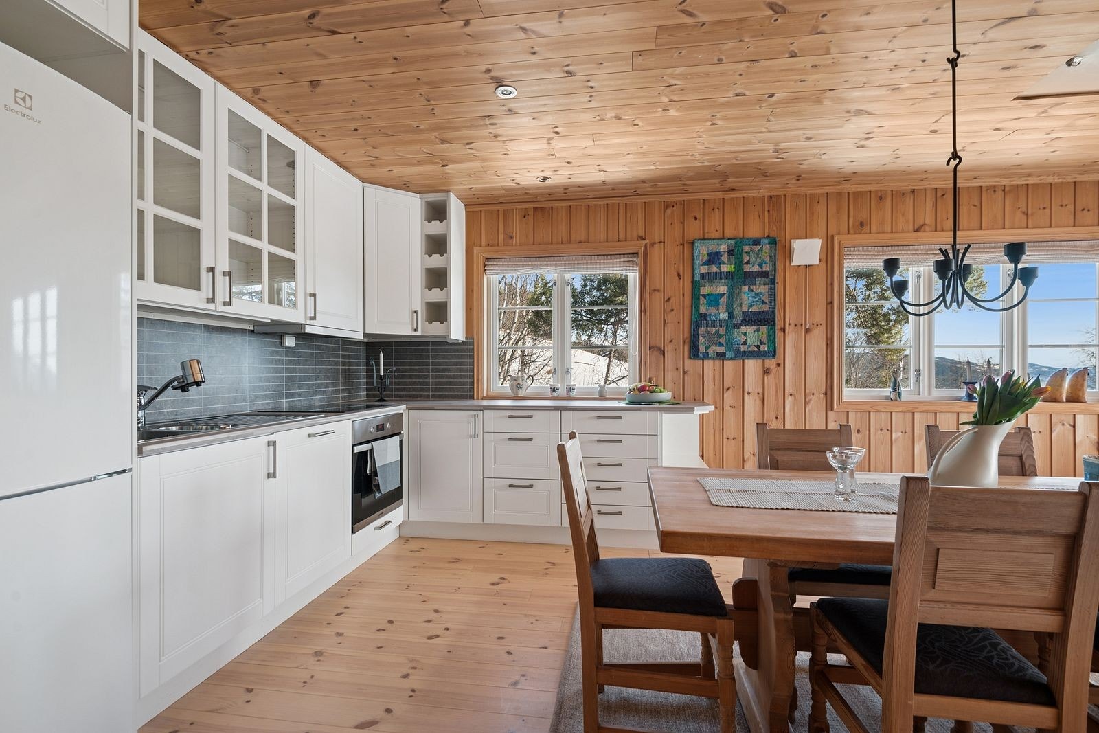 Kjøkkenet er innredet med laminerte skrog, profilerte fronter og laminert benkeplate. Galleribilde