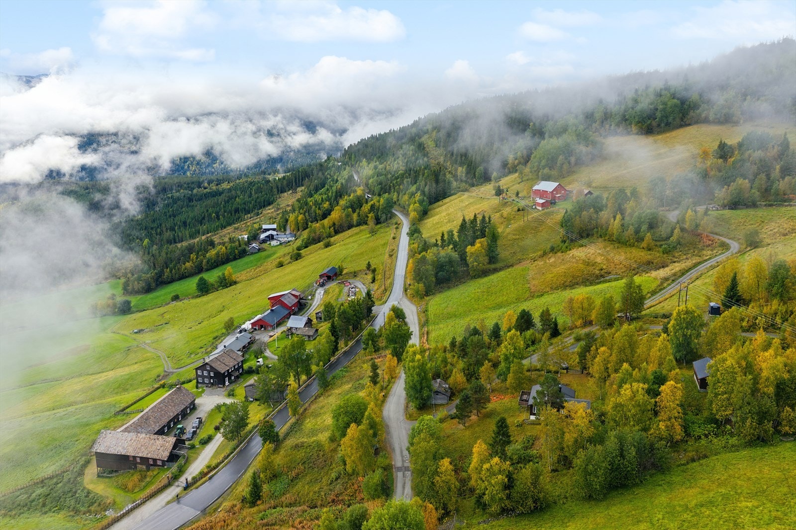 Hytta ligger høyt i åsen, med flott utsikt. Galleribilde