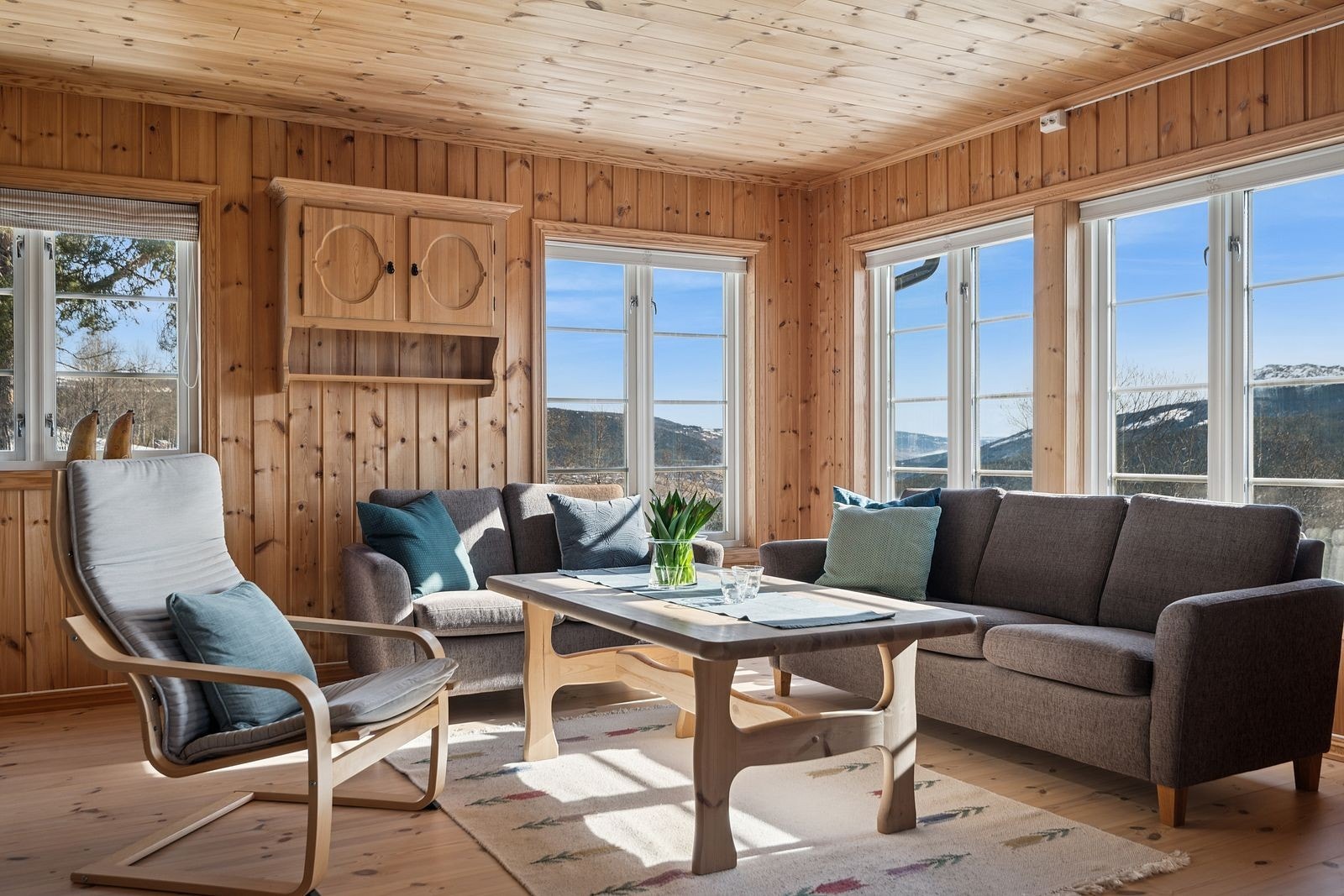 Store vindusflater som gir gode lysforhold, med lysinnslipp fra flere sider. Galleribilde