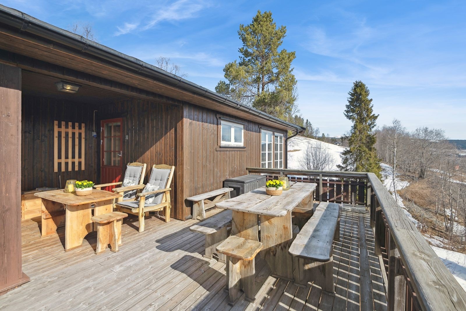Hytta har god plass på en solrik terrasse - omkranset av vakker natur. Galleribilde