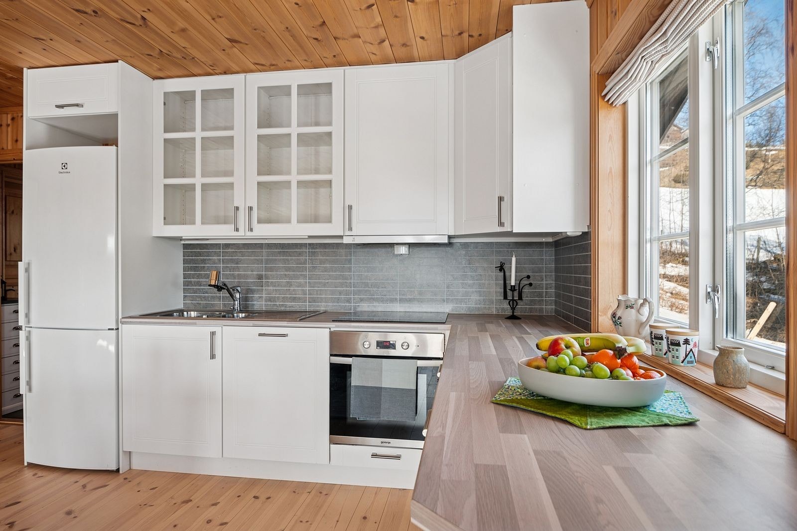 Lyst og flott kjøkken, levert av "Smart kjøkken" Galleribilde