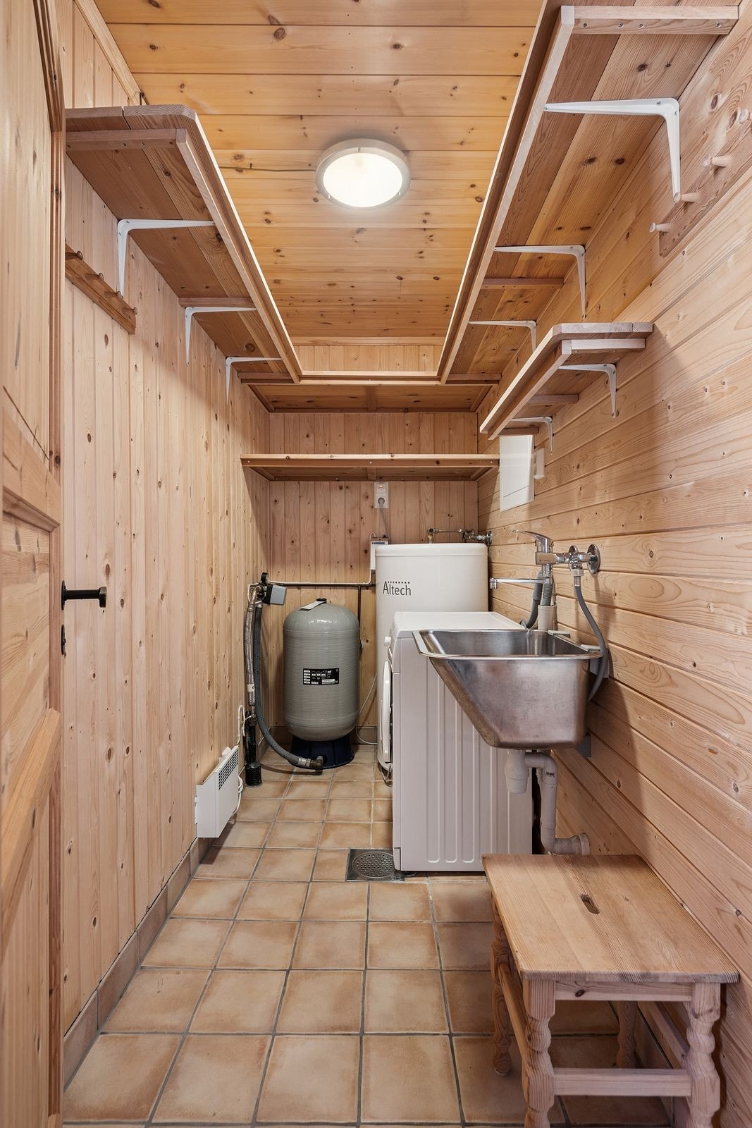 Hytta har også et eget vaskerom/teknisk rom. Dette er også del av tilbygg. Galleribilde