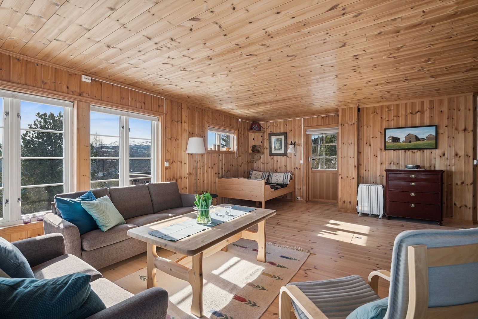 Fra stuen er det utgang til veranda, med gode solforhold. Galleribilde