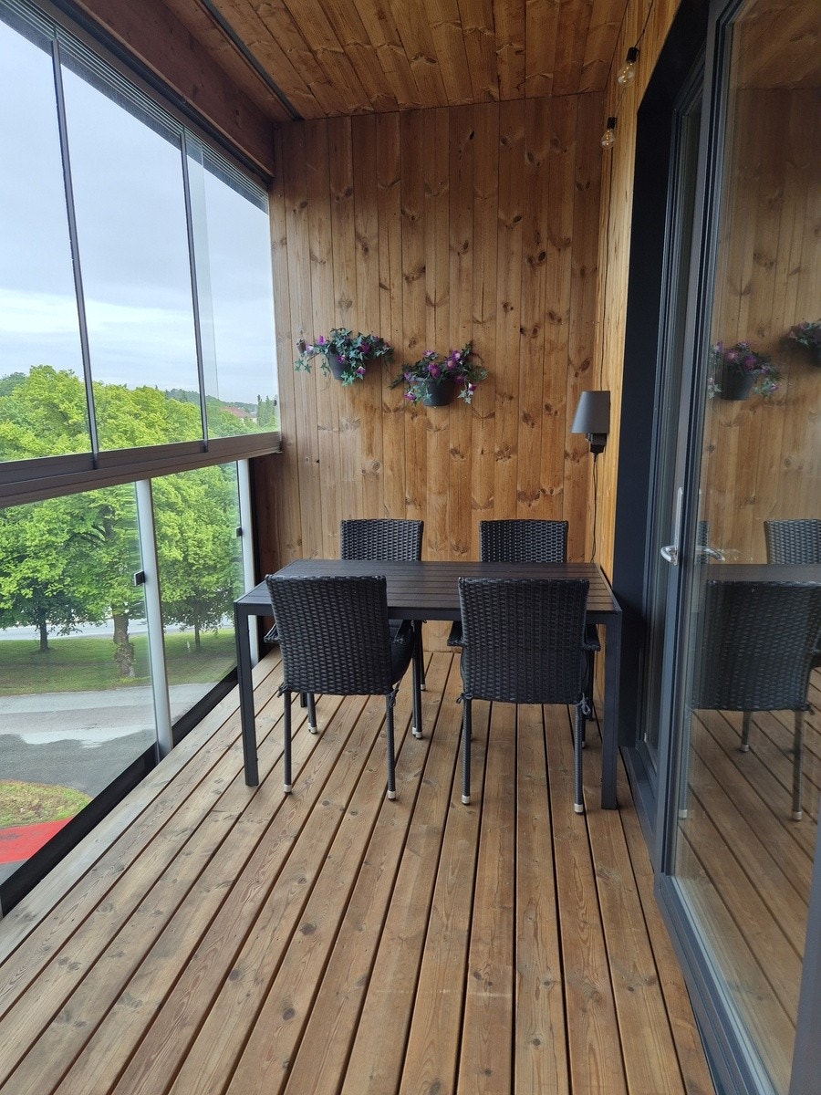 Egen innglassert balkong med utemøbler. Morgen og formiddags sol. Balkongen har blitt malt etter dette bildet. Galleribilde