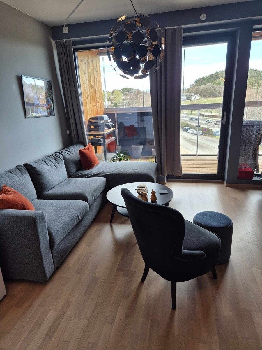 Stue med sovesofa. Grill på innglassert balkong følger ikke med. Galleribilde